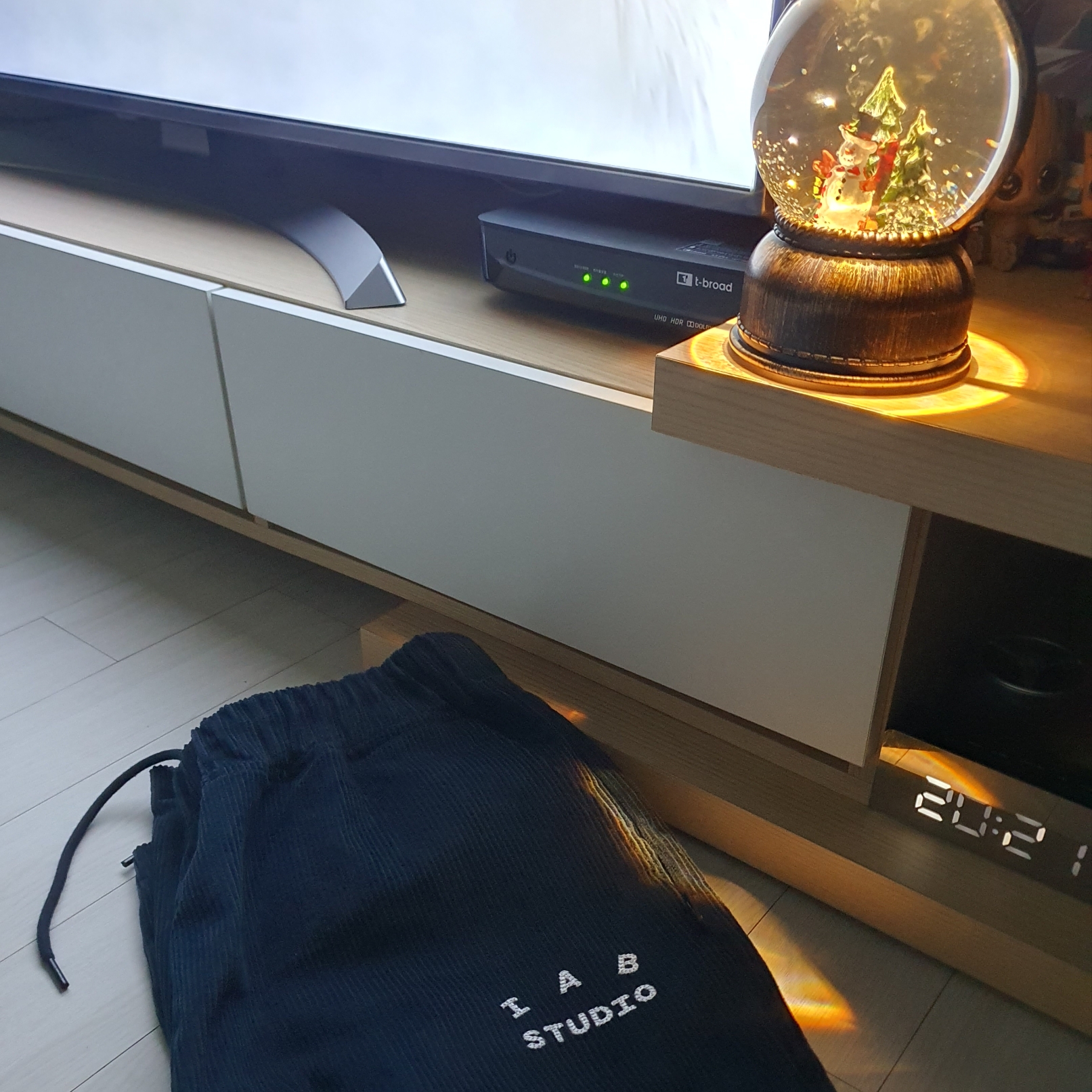 IAB Studio Corduroy Pants Midnight Blue 착용 스타일