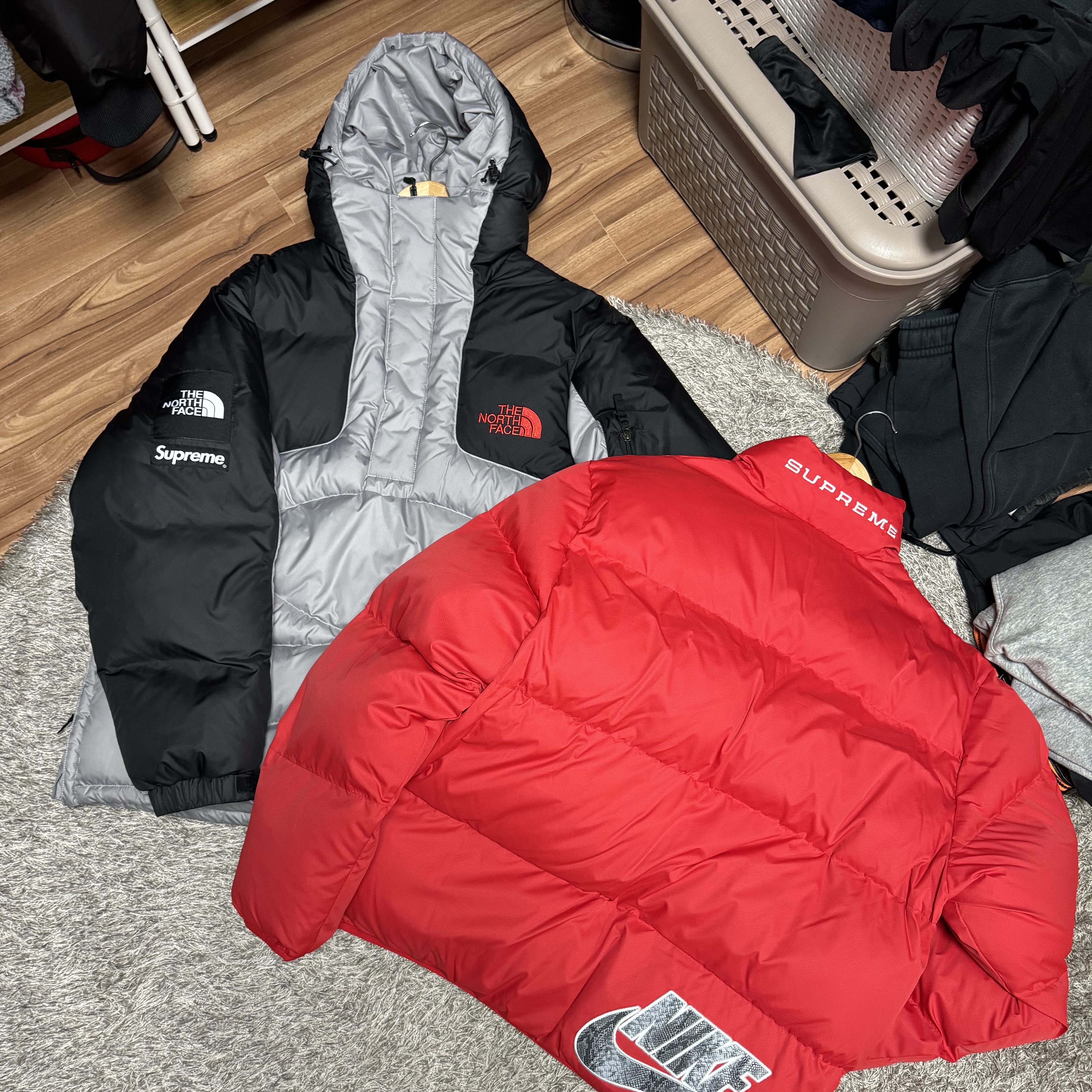 Supreme x Nike Reversible Puffy Jacket Red - 21SS, Supreme x The North Face 800-Fill Half Zip Hooded Pullover Grey - 22FW 착용 스타일