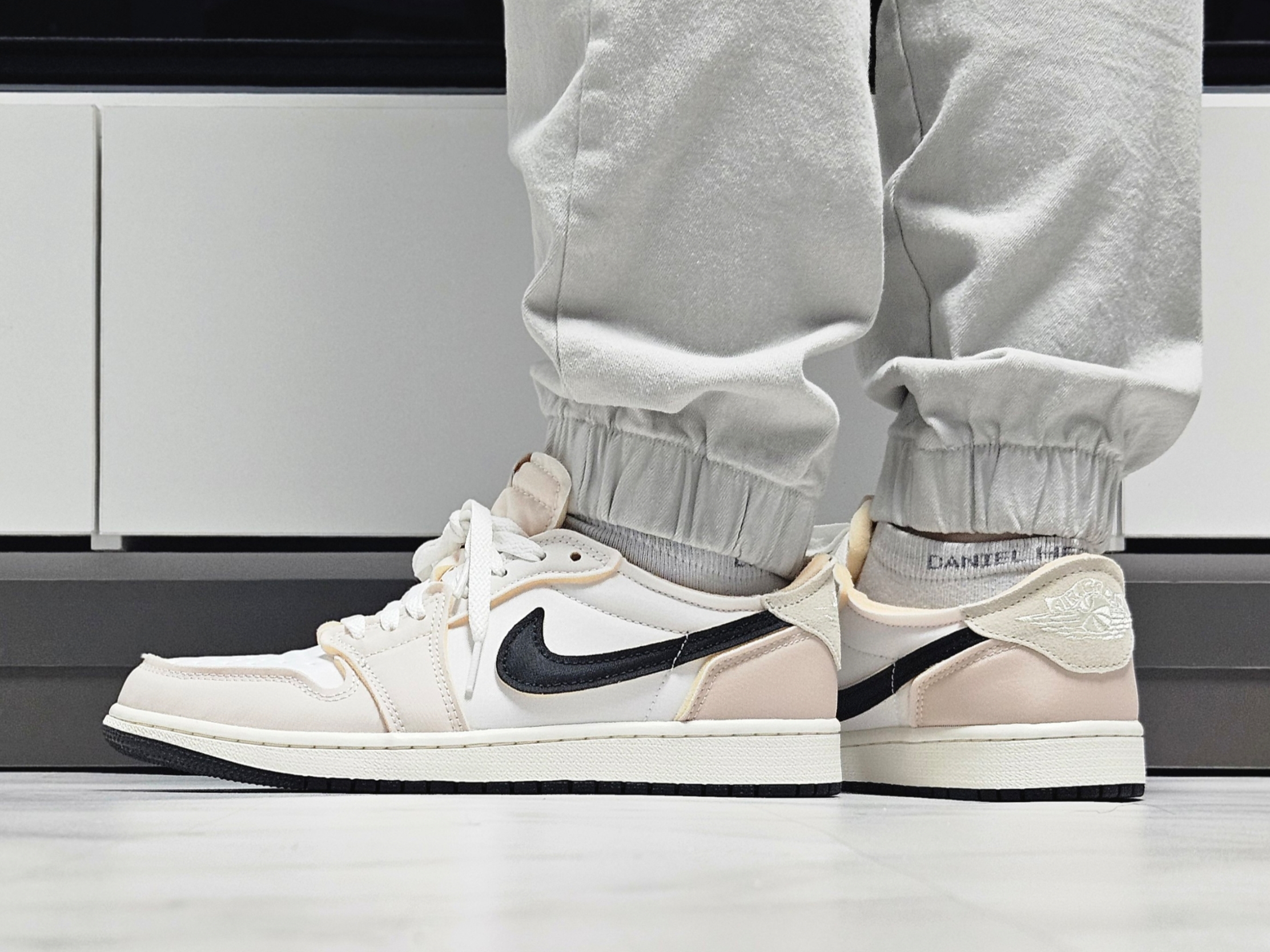 Jordan 1 Retro Low OG EX White and Coconut Milk 착용 스타일 - 3