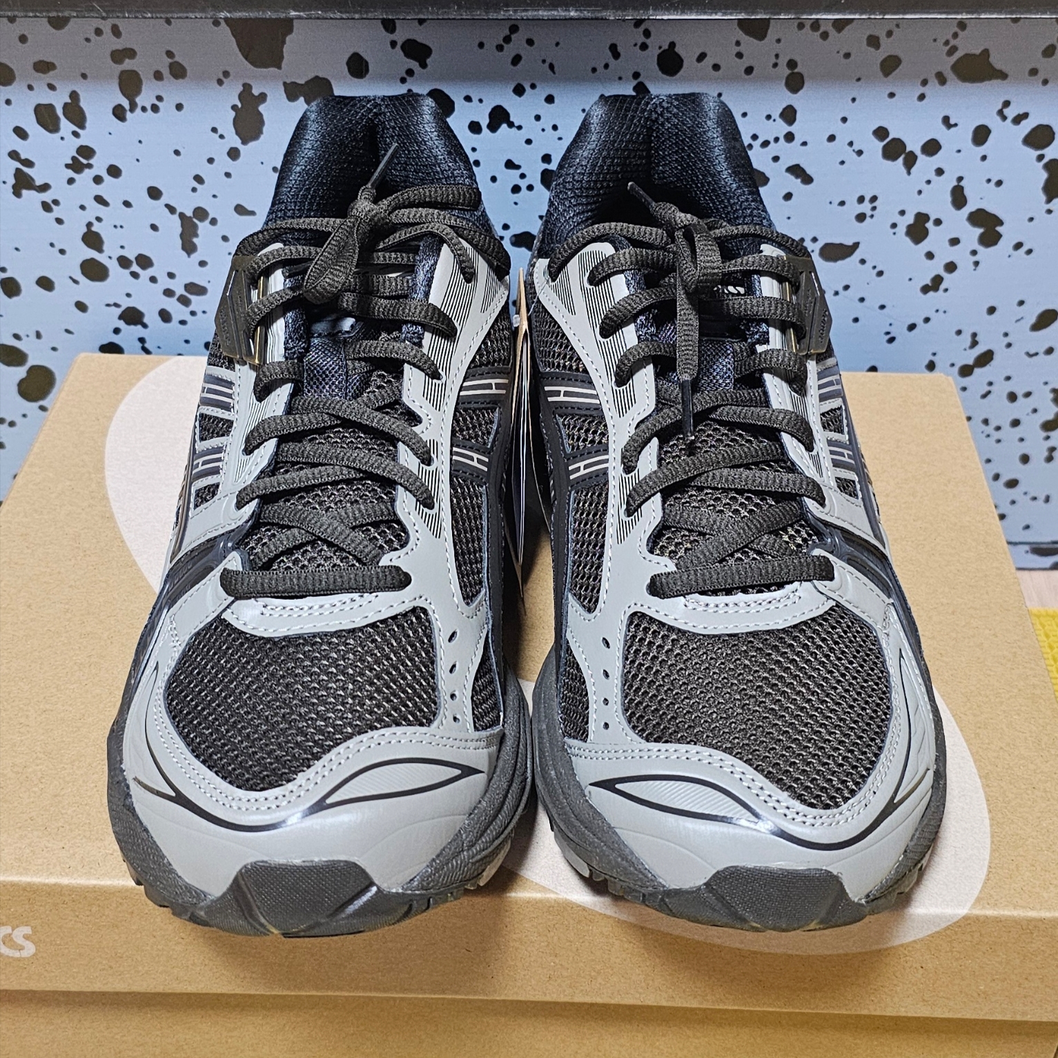 Asics x Atmos x Undermycar Gel-Kayano 14 Pepper Black 착용 스타일 - 1