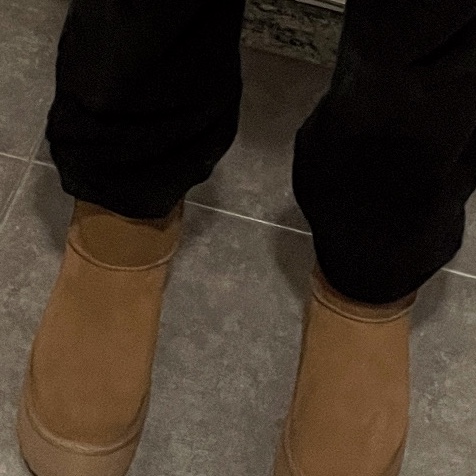 (W) UGG Classic Mini Platform Boots Chestnut, Acne Studios Logo Crewneck Sweater Black 착용 스타일 - 2
