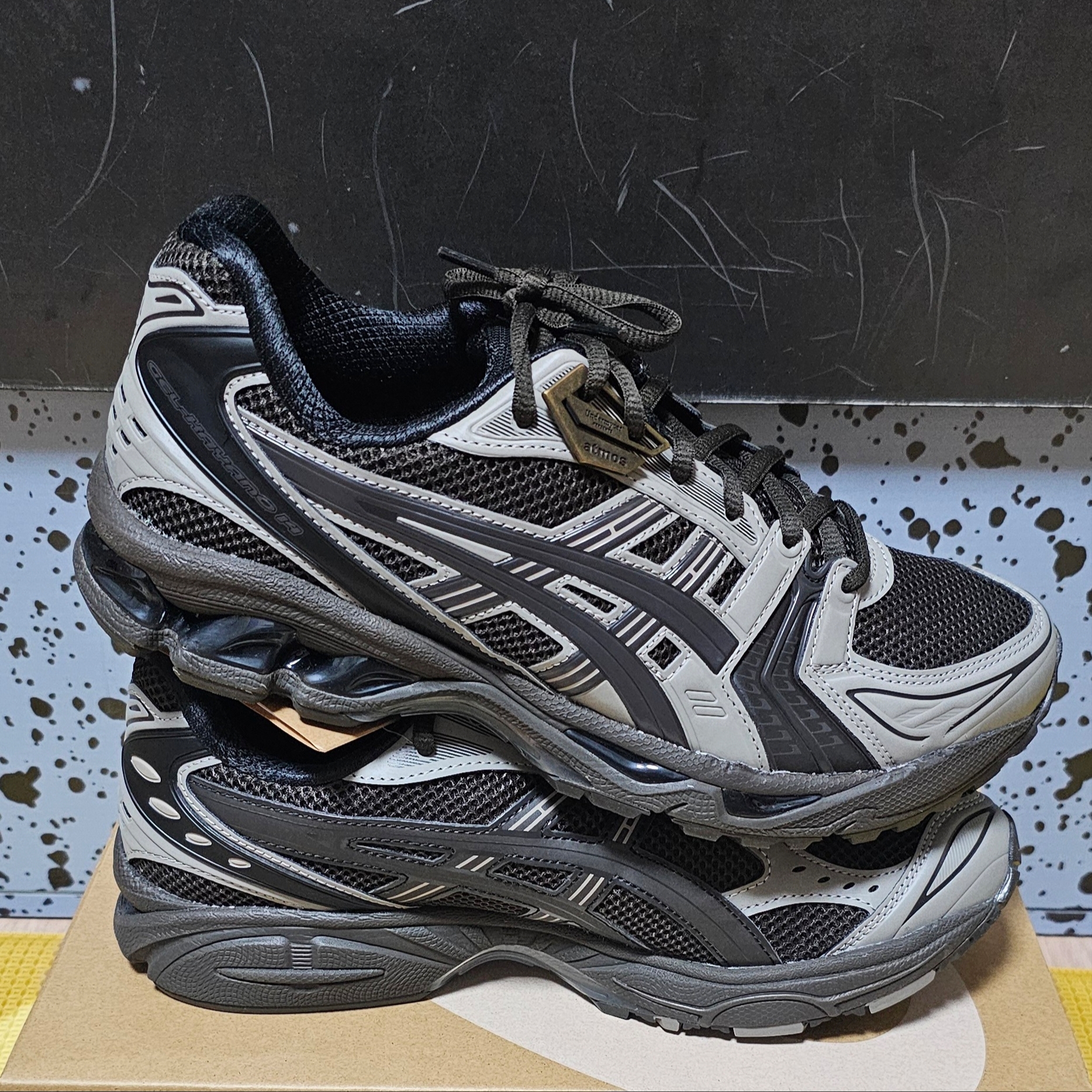 Asics x Atmos x Undermycar Gel-Kayano 14 Pepper Black 착용 스타일 - 3