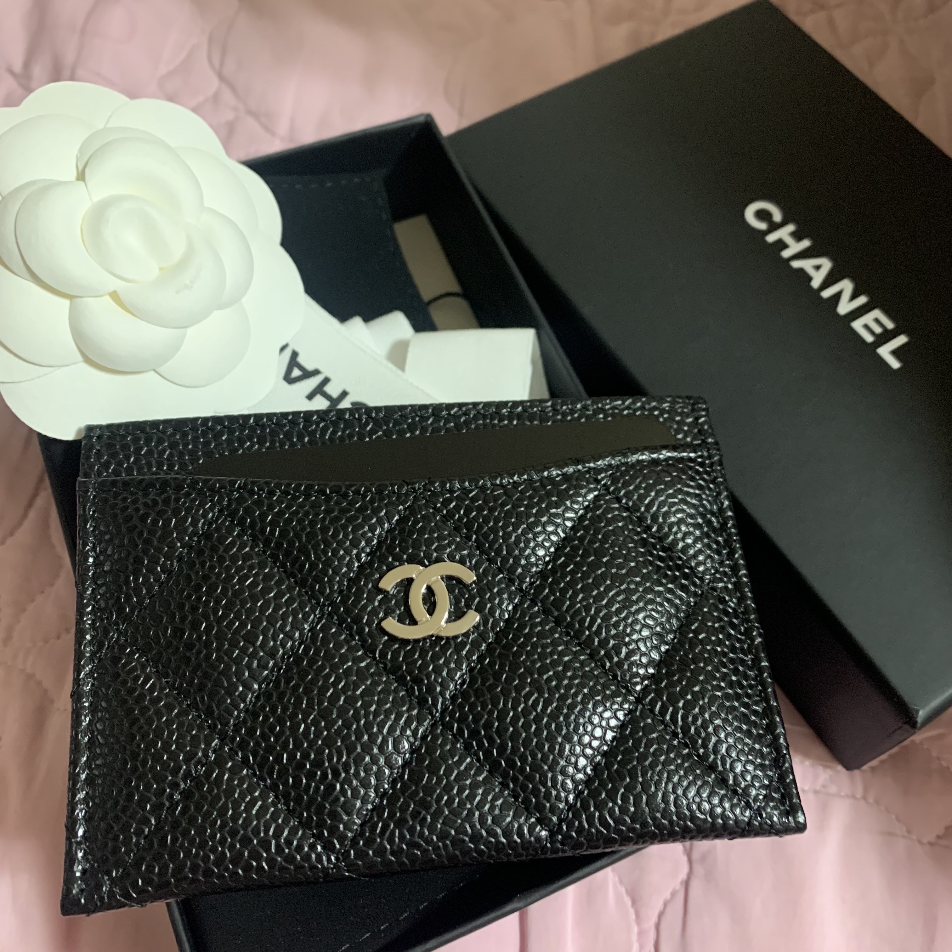 Chanel Classic Card Holder Grained Calfskin & Silver Black 착용 스타일