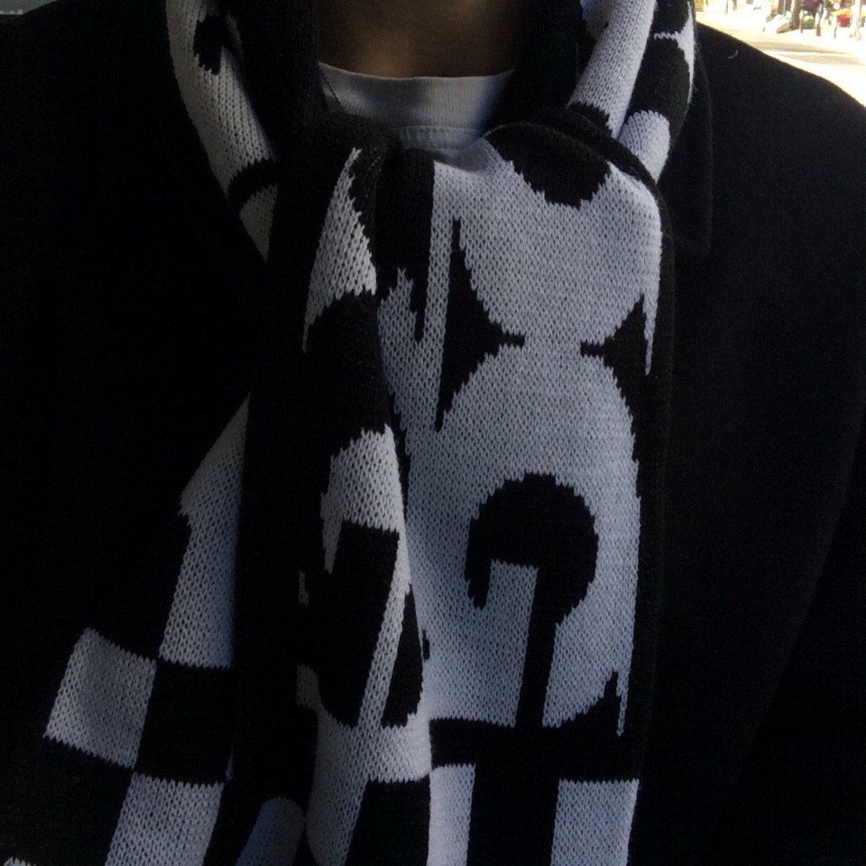 CDG Logo Check Muffler White Black 착용 스타일 - 3