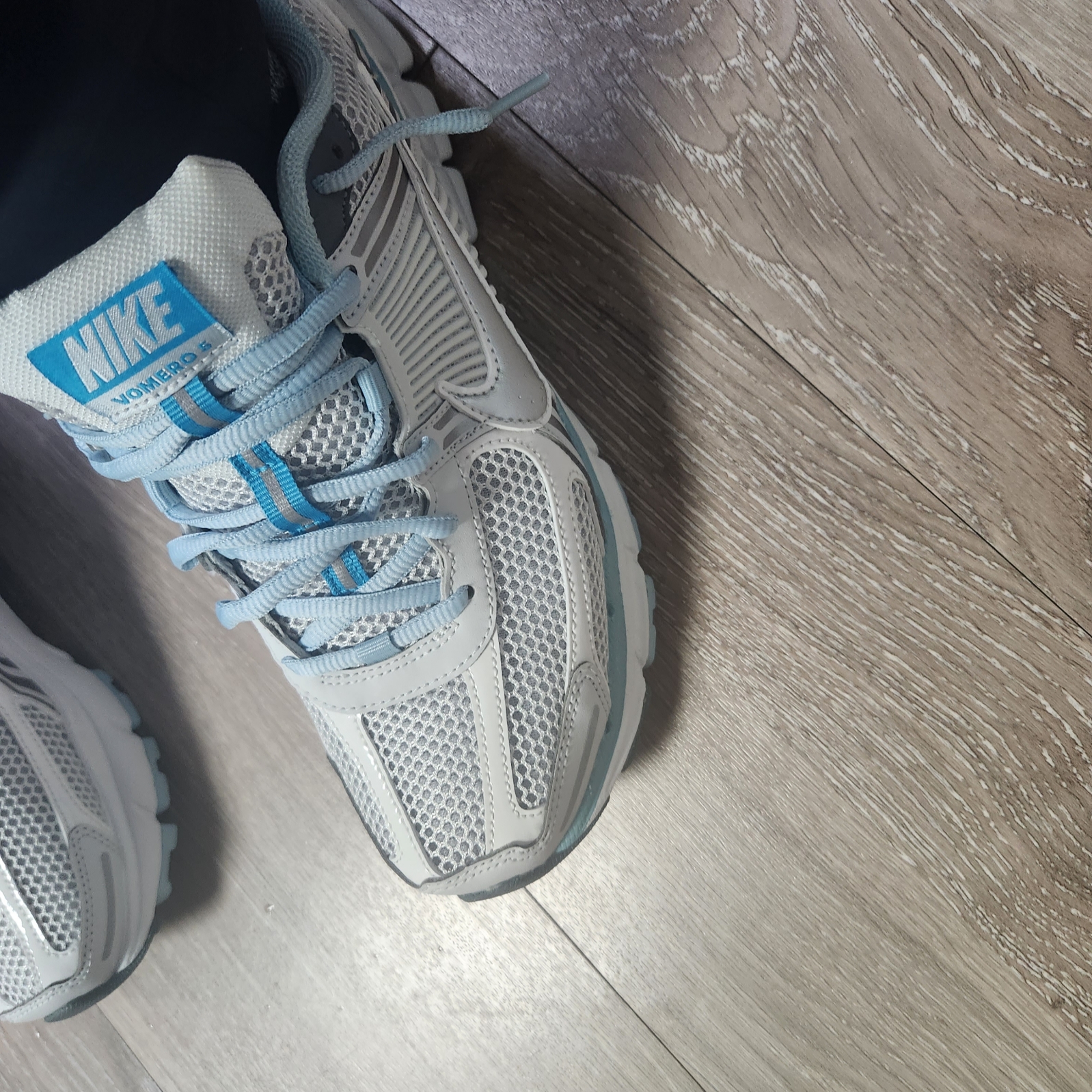 Nike Zoom Vomero 5 White Light Blue 착용 스타일 - 1