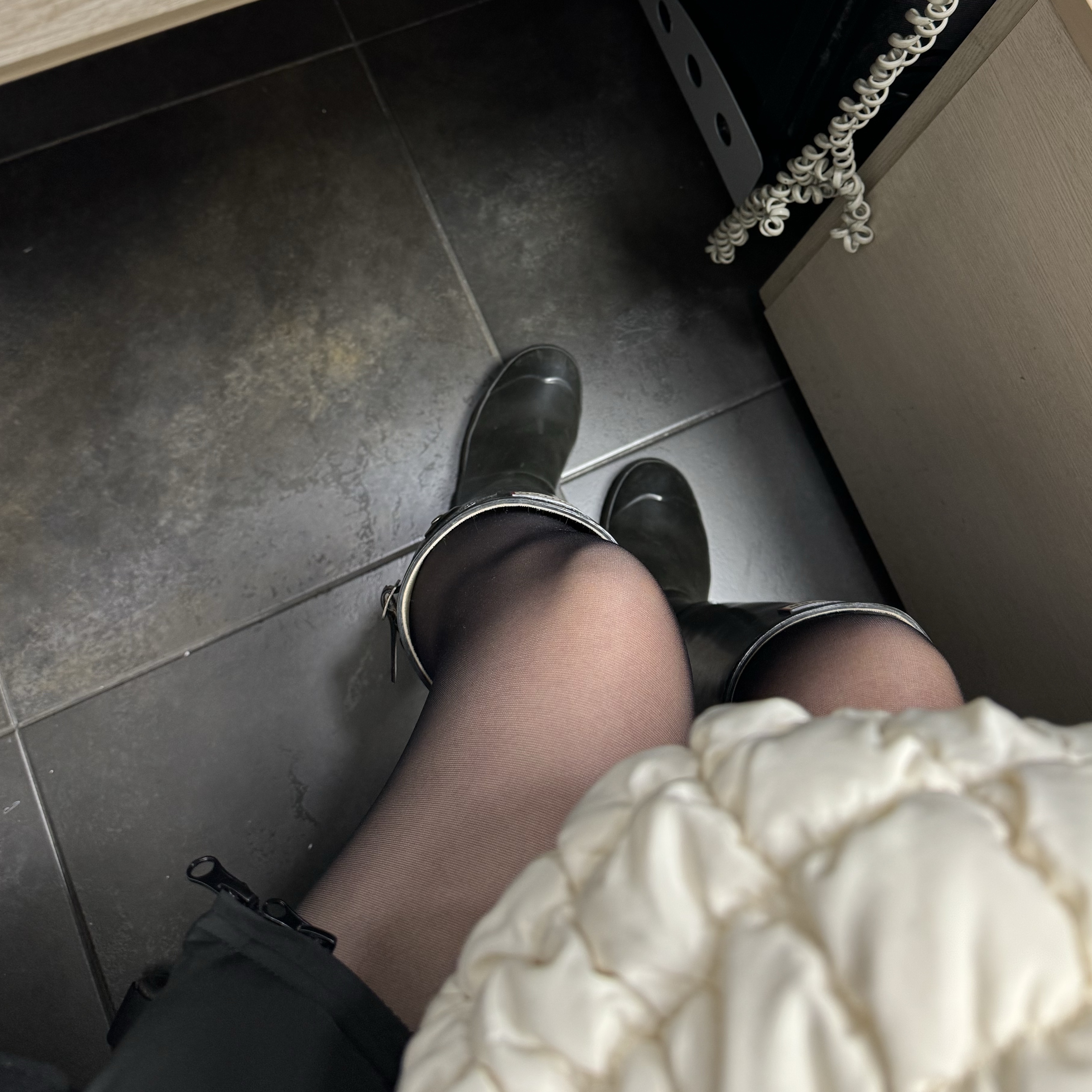COS Quilted Oversized Shoulder Bag Off White Light Beige, (W) Hunter Original Tall Gloss Rain Boots Black 착용 스타일 - 1