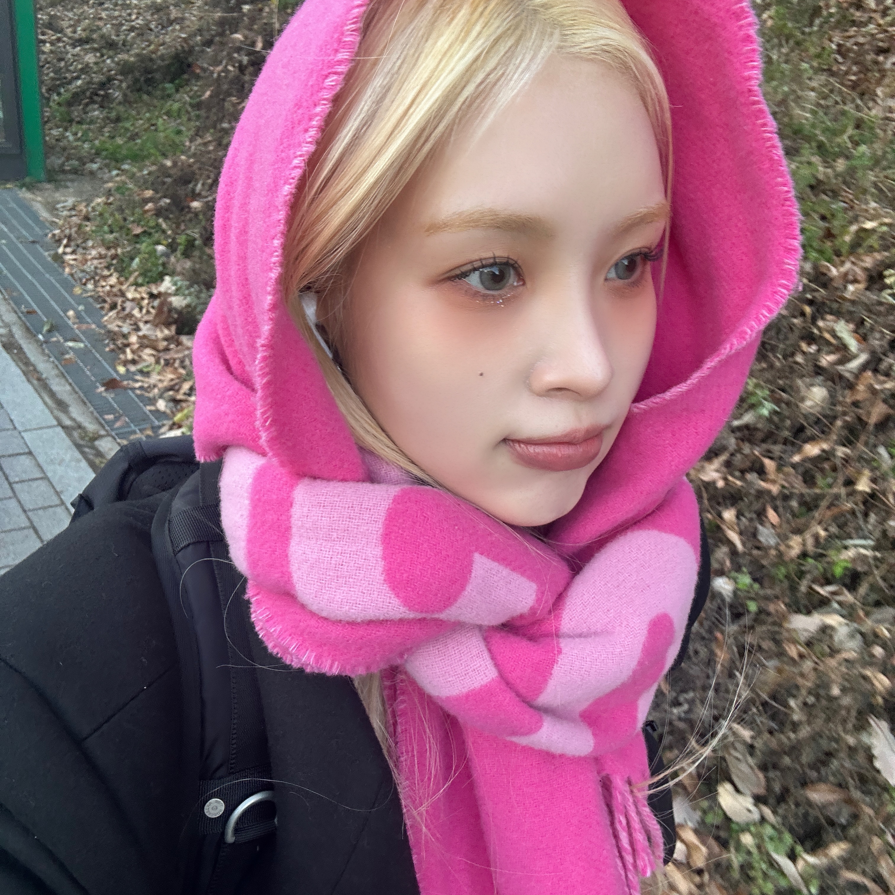 Jacquemus Lecharpe Fringe Logo Muffler Multi Pink 착용 스타일