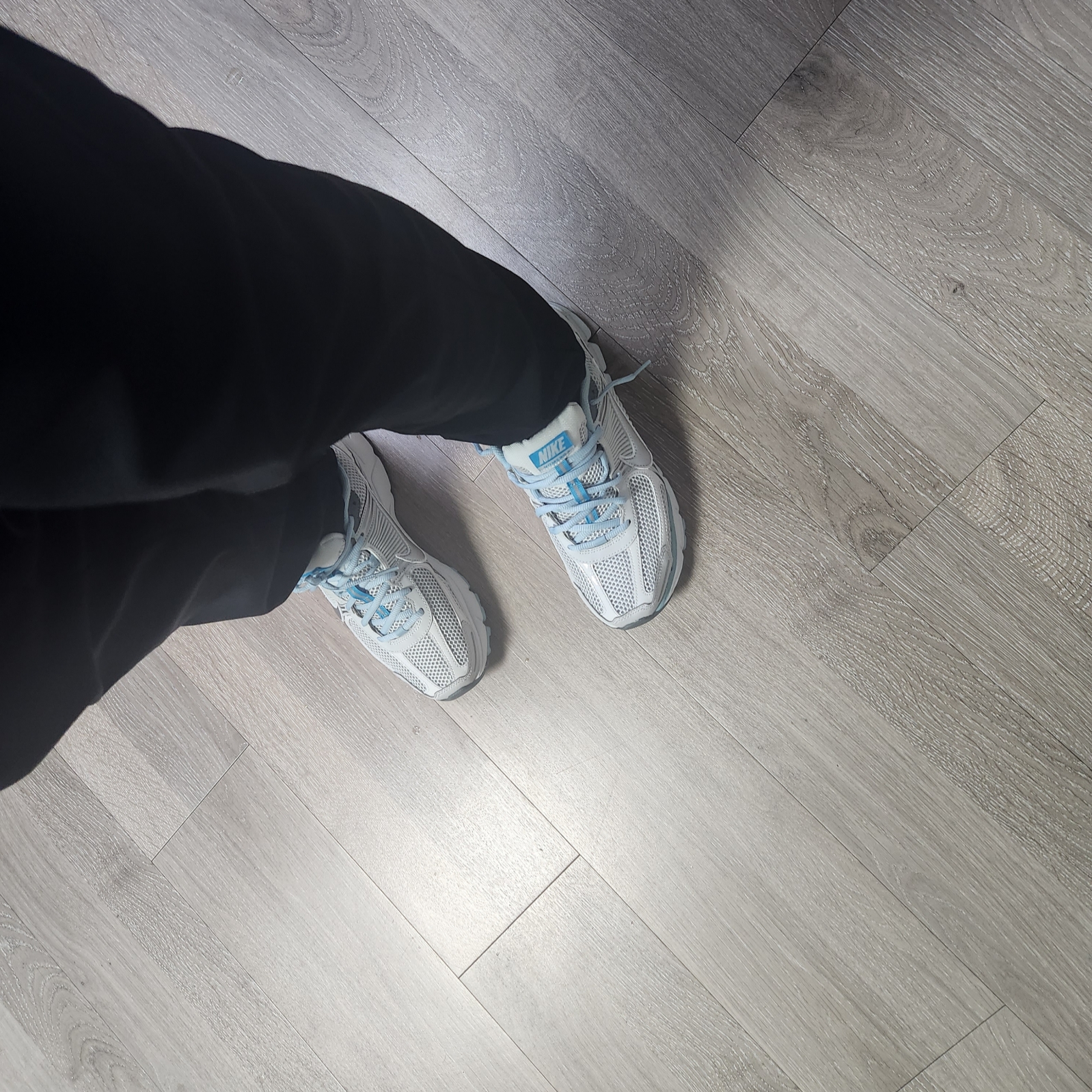 Nike Zoom Vomero 5 White Light Blue 착용 스타일 - 2