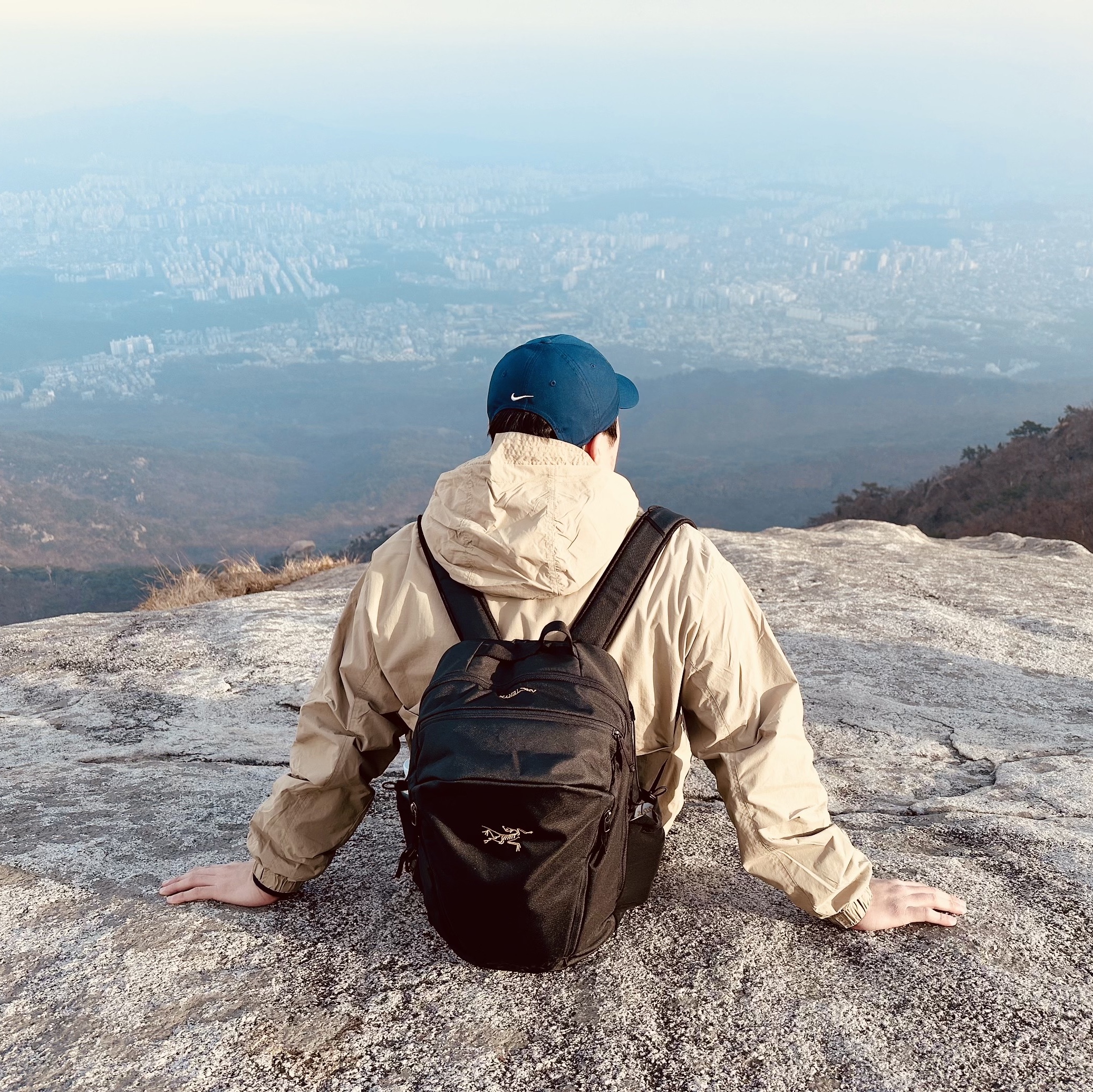 Arc'teryx Mantis 26 Backpack Black 착용 스타일