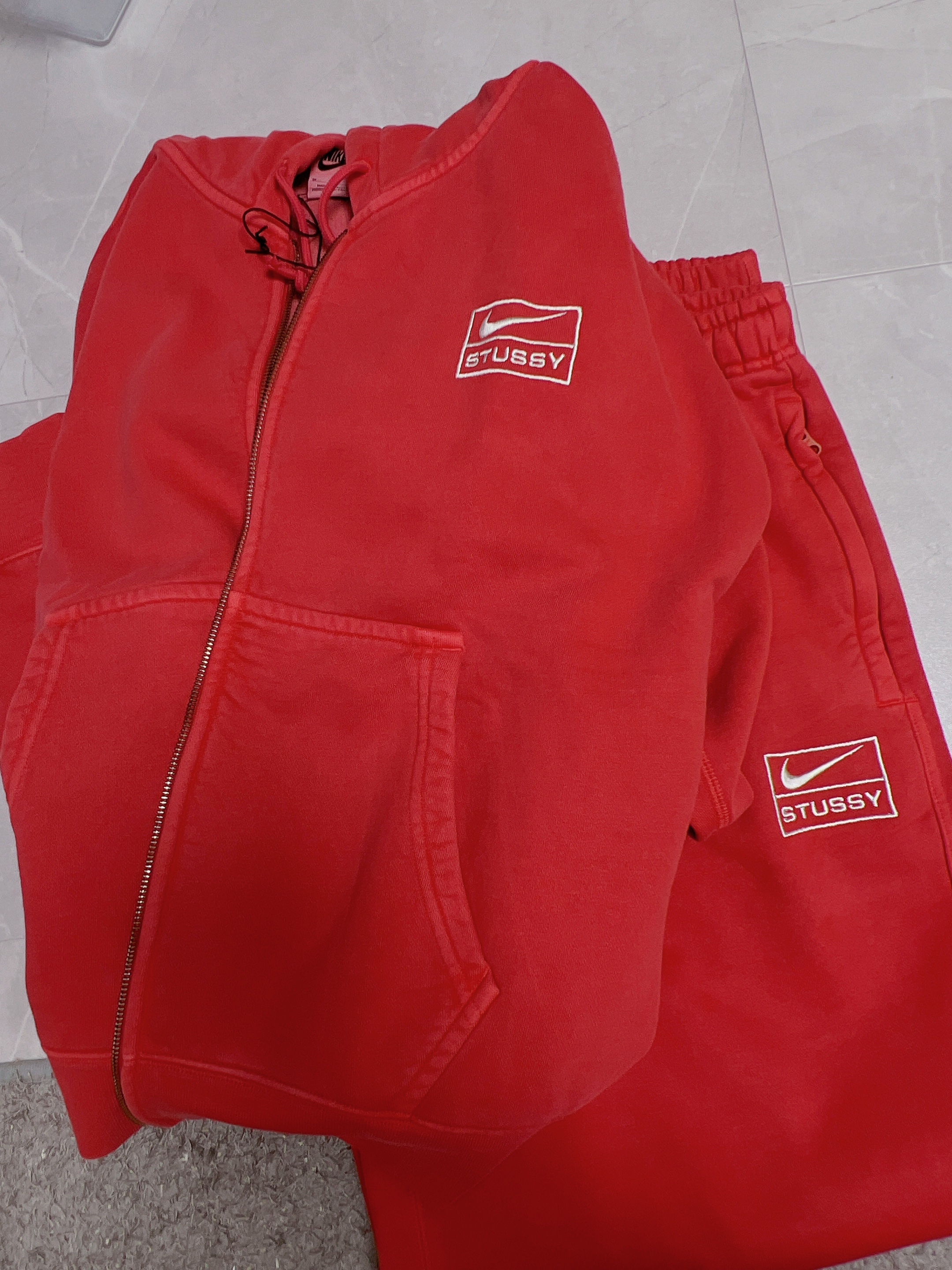 Nike x Stussy Full Zip Pigment Dyed Fleece Hoodie Habanero Red (FJ9161-642), Nike x Stussy Pigment Dyed Fleece Pants Habanero Red (FJ9157-642) 착용 스타일