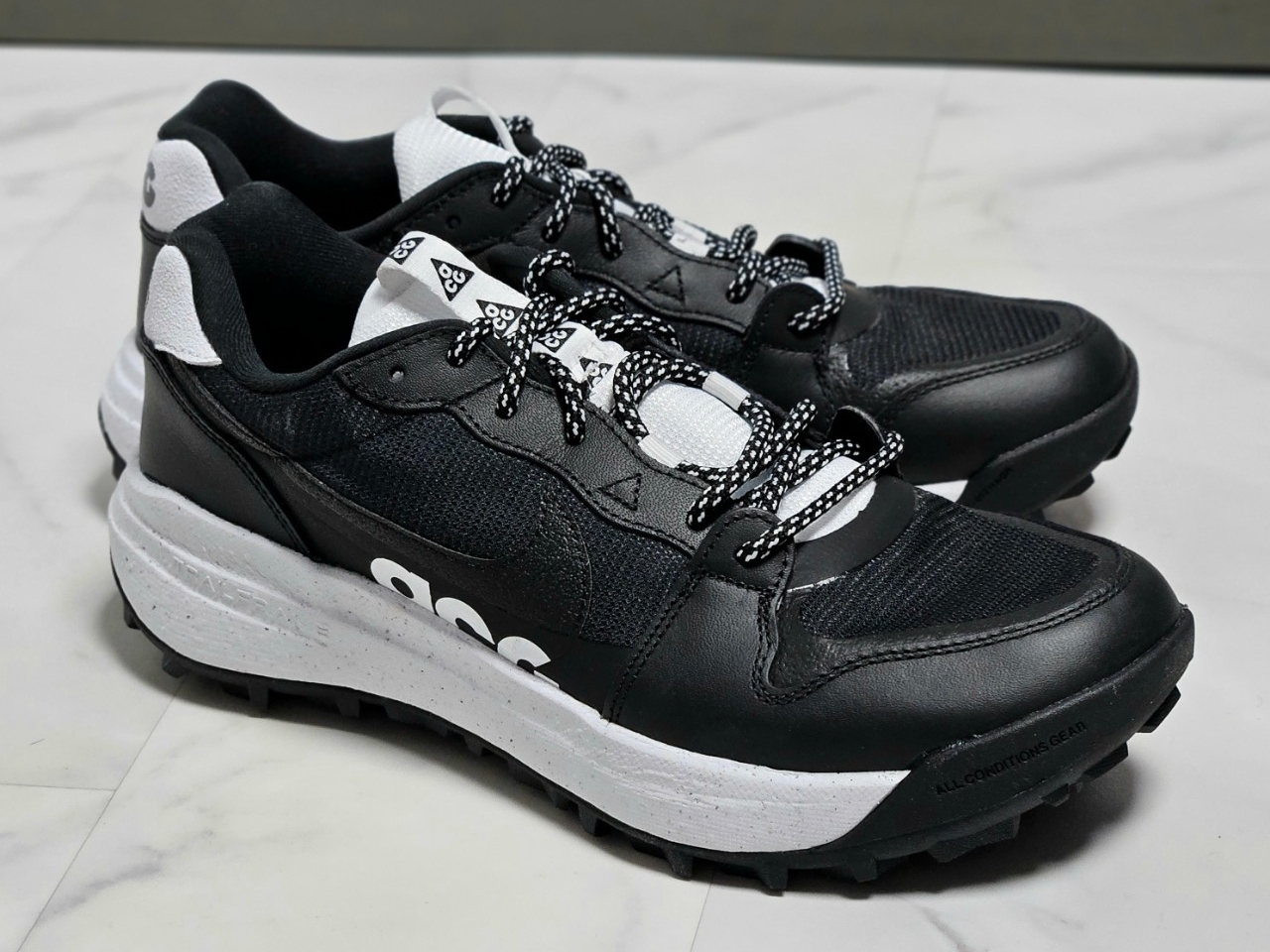 Nike ACG Lowcate Black White 착용 스타일 - 2