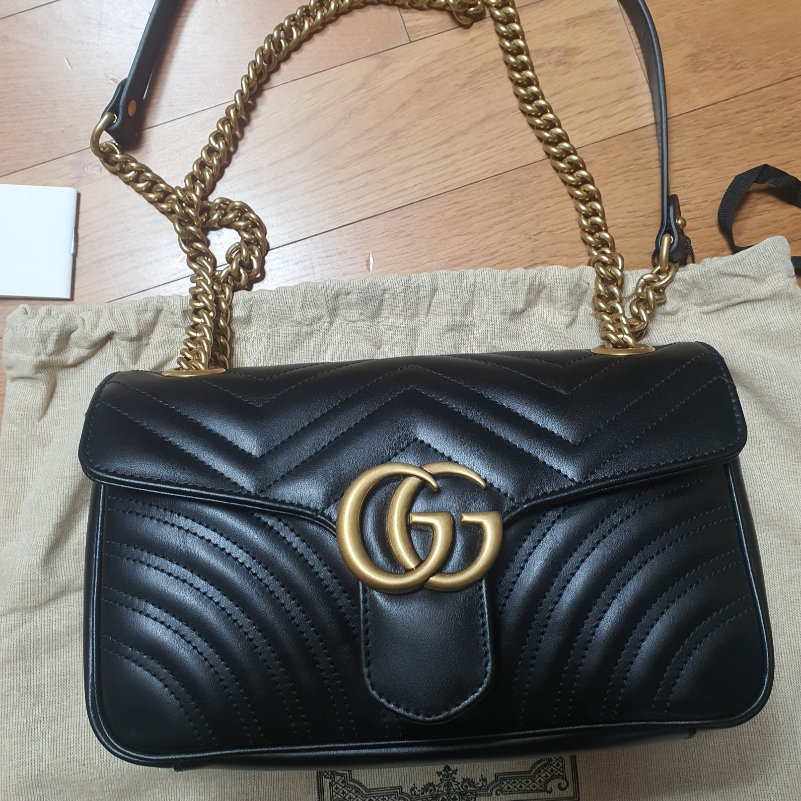 Gucci GG Marmont Matelasse Small Shoulder Bag Black 착용 스타일
