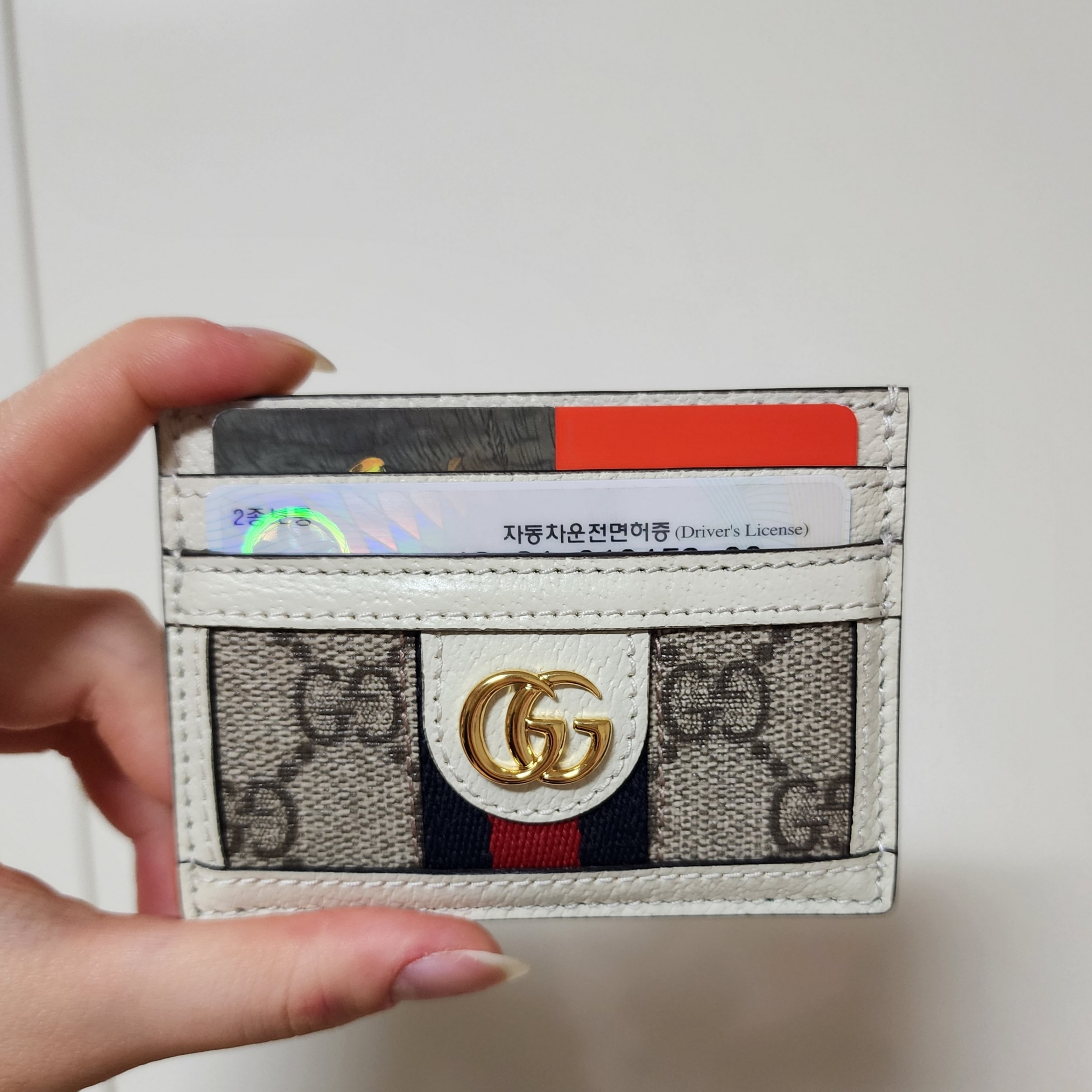 Gucci Ophidia GG Card Case White Beige 착용 스타일