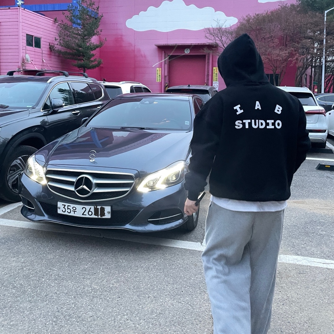 IAB Studio Hoodie Black White, Gucci Icon Ring with Stars 18K Yellow Gold 착용 스타일