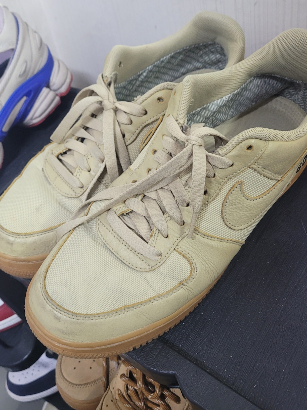 Nike Air Force 1 Low Gore-Tex Team Gold Khaki 착용 스타일