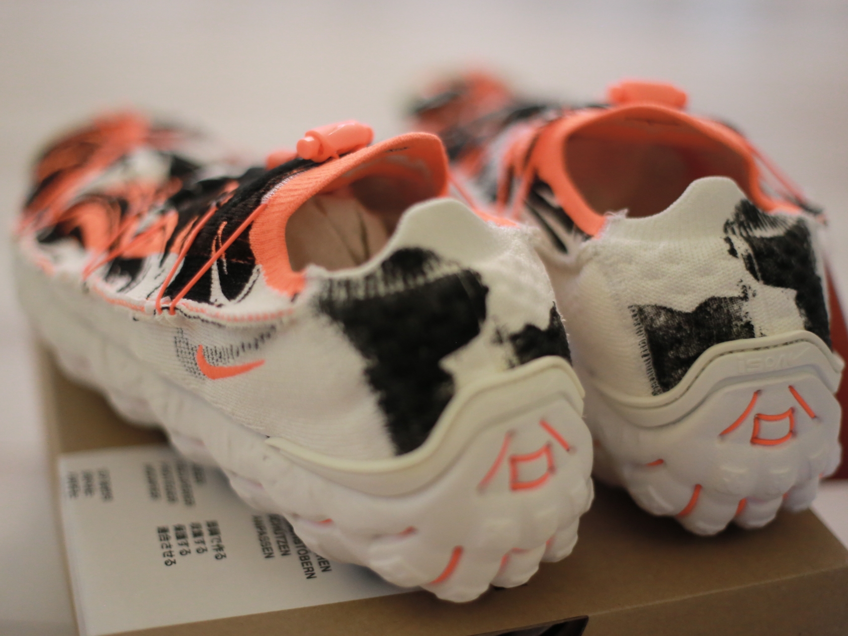 Nike ISPA Mindbody White and Total Orange, Nike ISPA Mindbody Black and White 착용 스타일 - 3