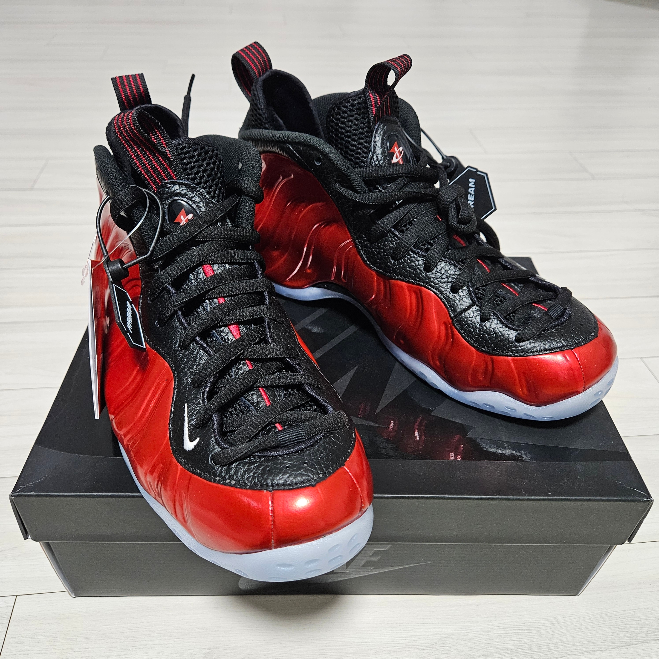 Nike Air Foamposite One Metallic Red 착용 스타일 - 1