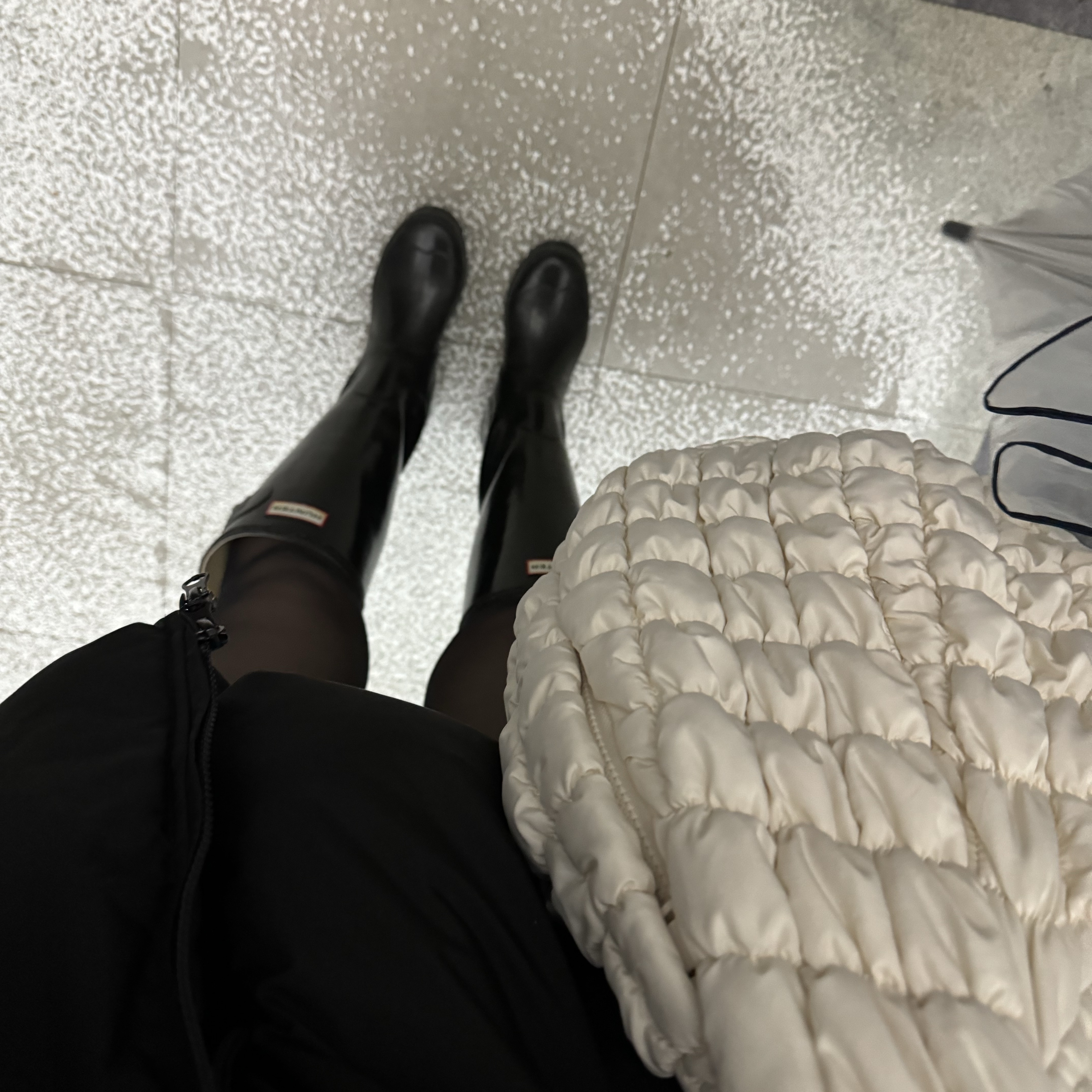 COS Quilted Oversized Shoulder Bag Off White Light Beige, (W) Hunter Original Tall Gloss Rain Boots Black 착용 스타일 - 2