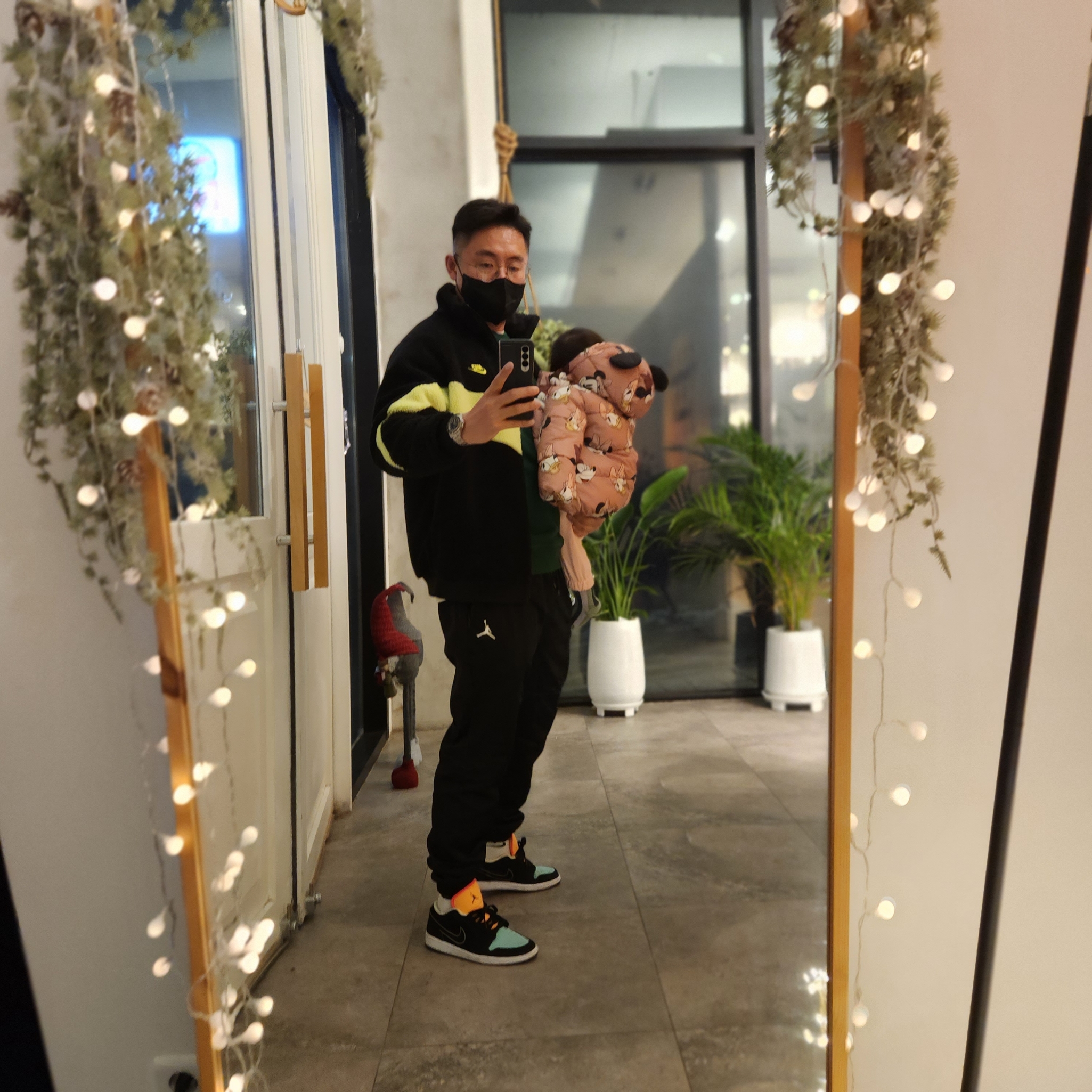 Nike Big Swoosh Full Zip Jacket Black Volt 착용 스타일