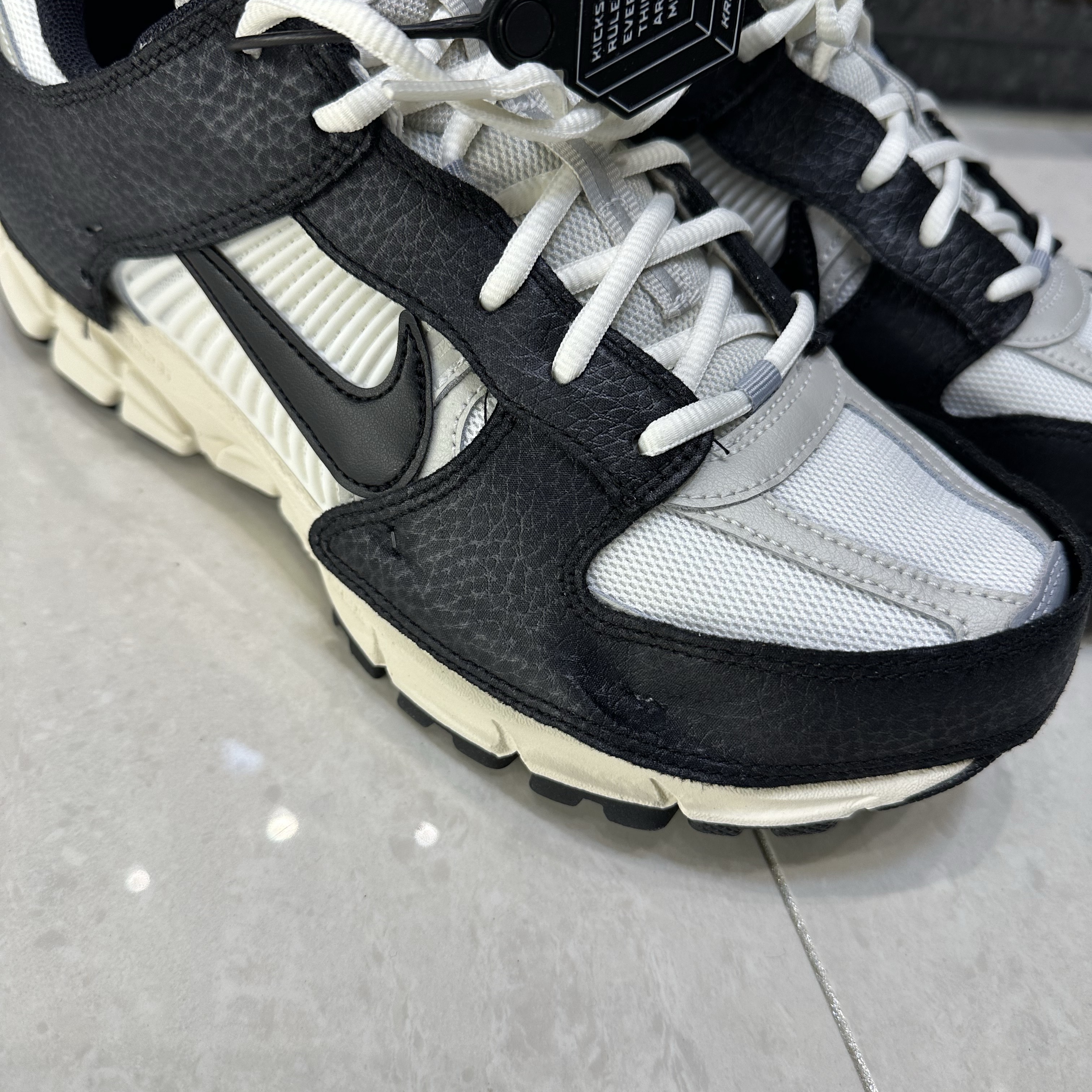 (W) Nike Zoom Vomero 5 Wolf Grey and Black, (W) Nike Zoom Vomero 5 Oatmeal 착용 스타일 - 1