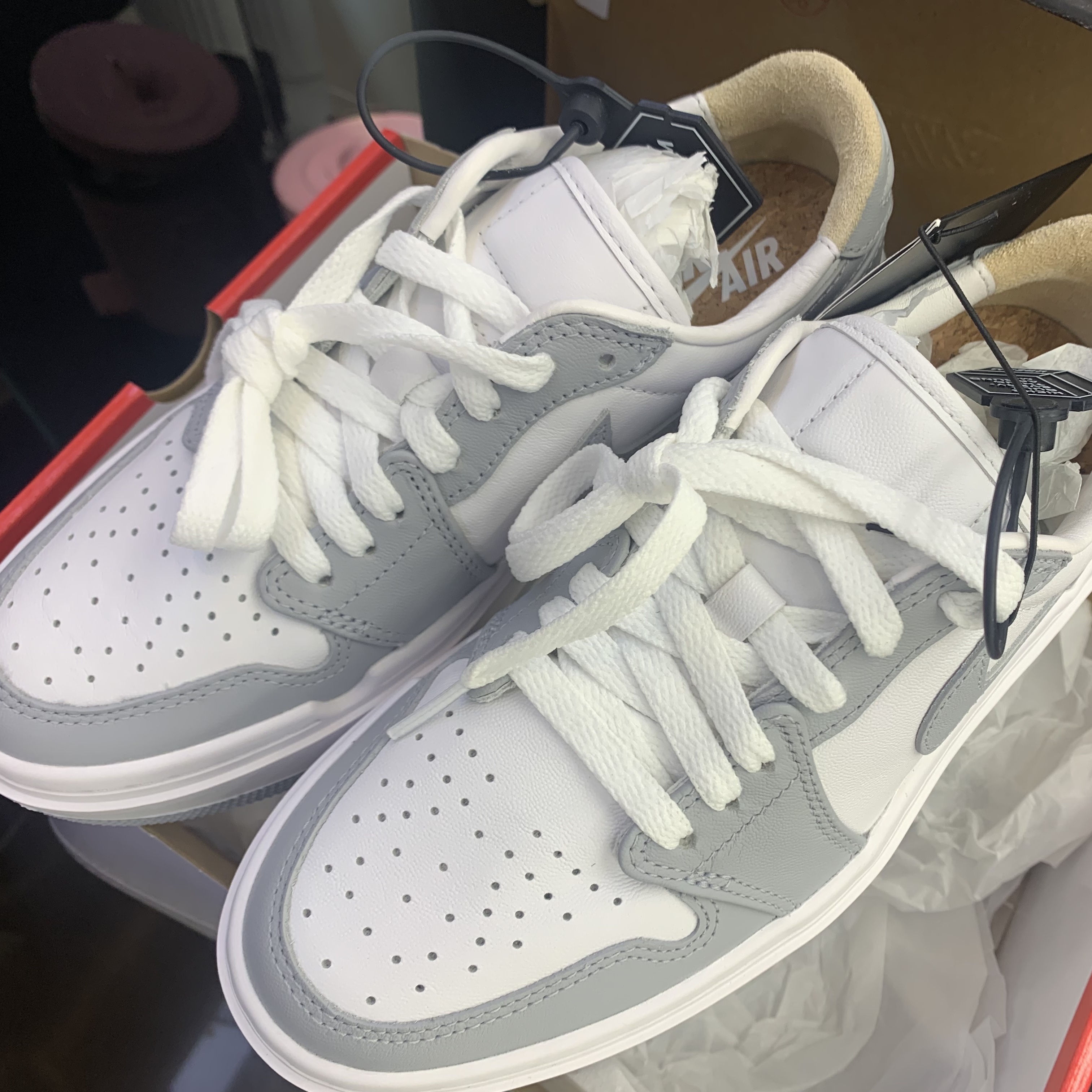 (W) Jordan 1 Elevate Low White and Wolf Grey 착용 스타일 - 1