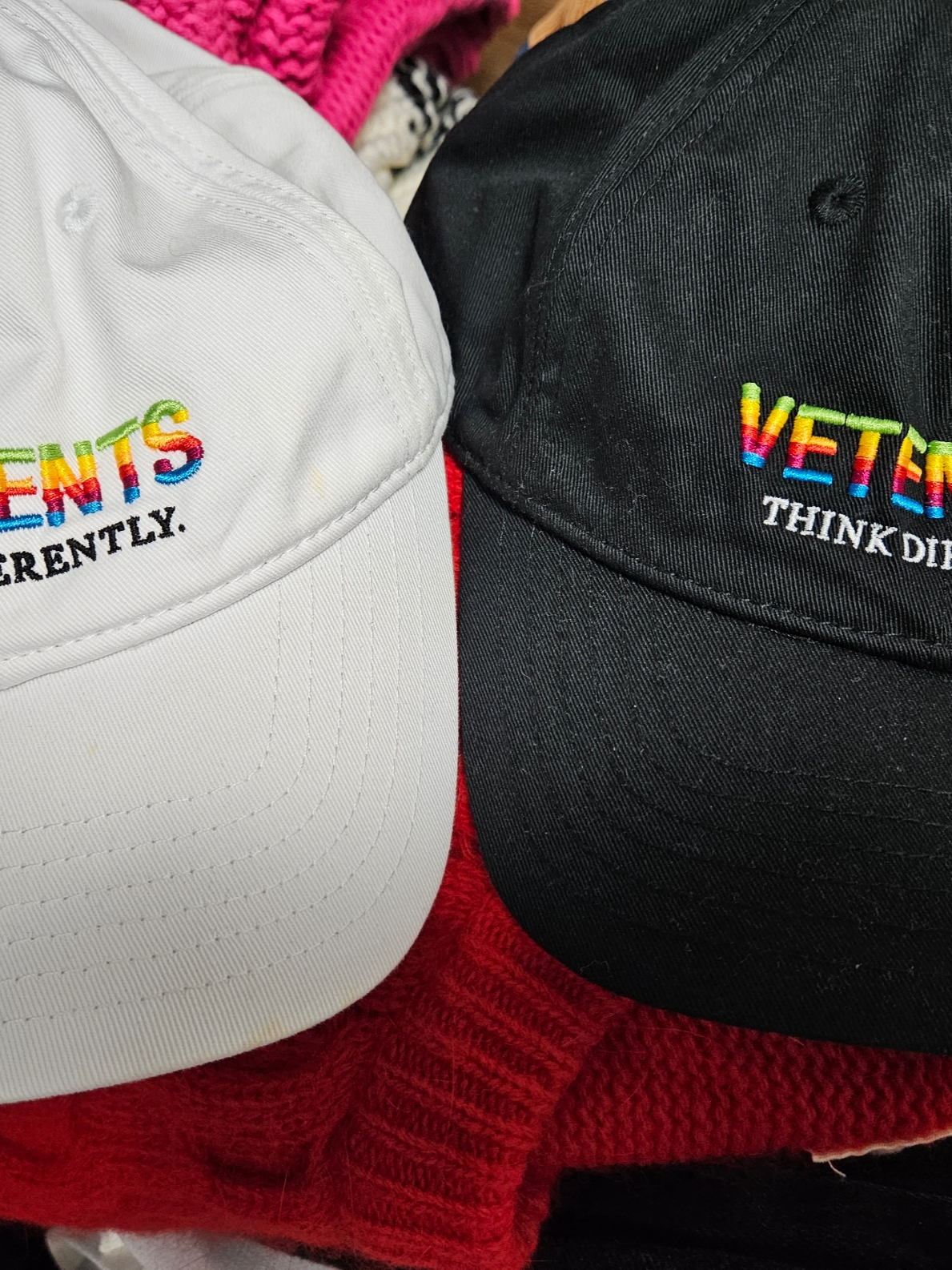 (W) Balenciaga Embroidered Logo Classic Baseball Cap White, (W) Balenciaga Embroidered Logo Cap Pink 착용 스타일 - 2