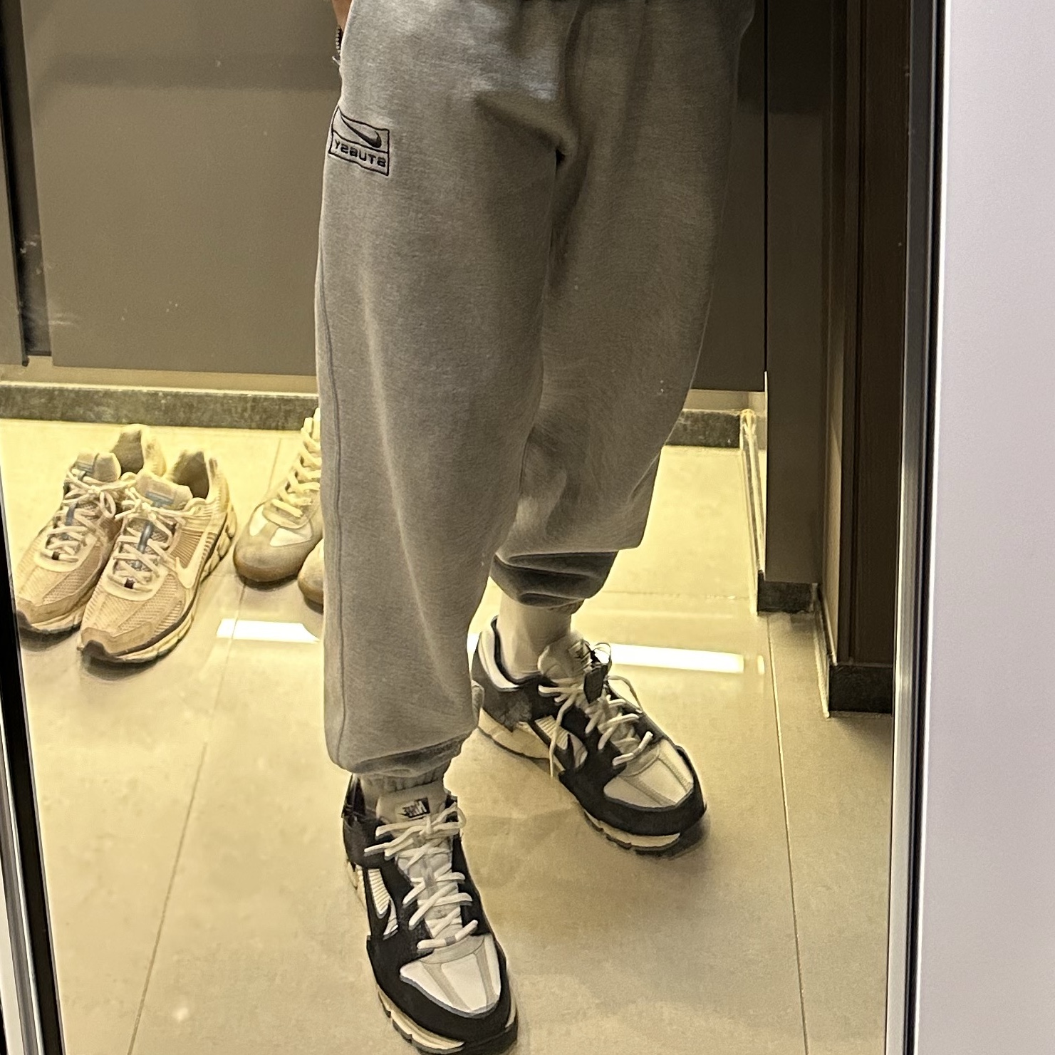 (W) Nike Zoom Vomero 5 Wolf Grey and Black, (W) Nike Zoom Vomero 5 Oatmeal 착용 스타일 - 2