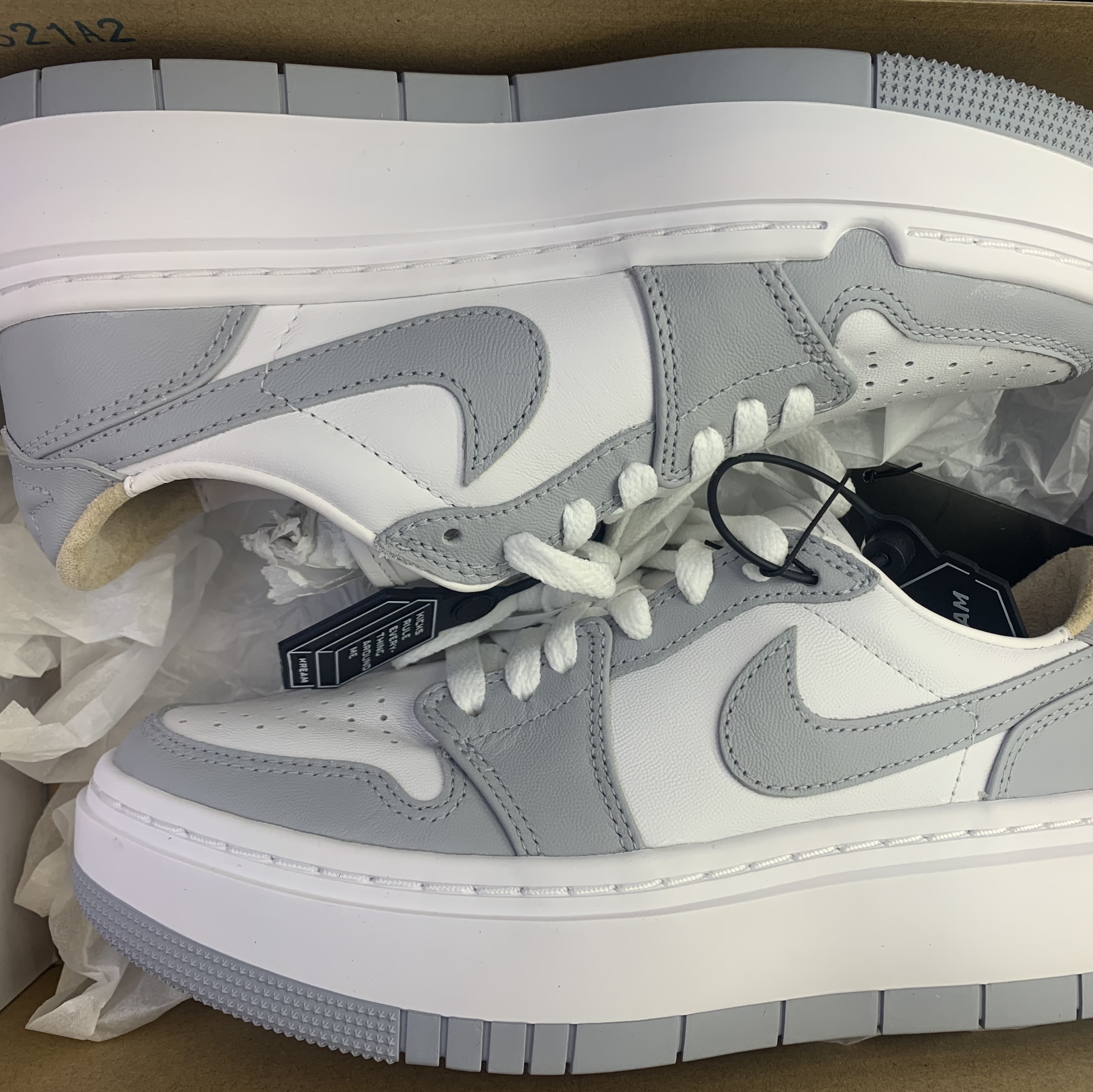 (W) Jordan 1 Elevate Low White and Wolf Grey 착용 스타일 - 2