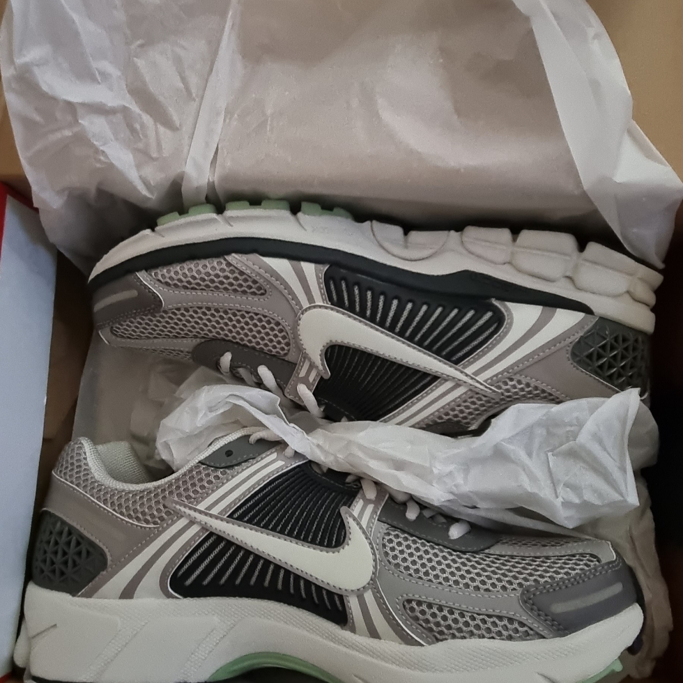 (W) Nike Zoom Vomero 5 Cobblestone and Flat Pewter 착용 스타일