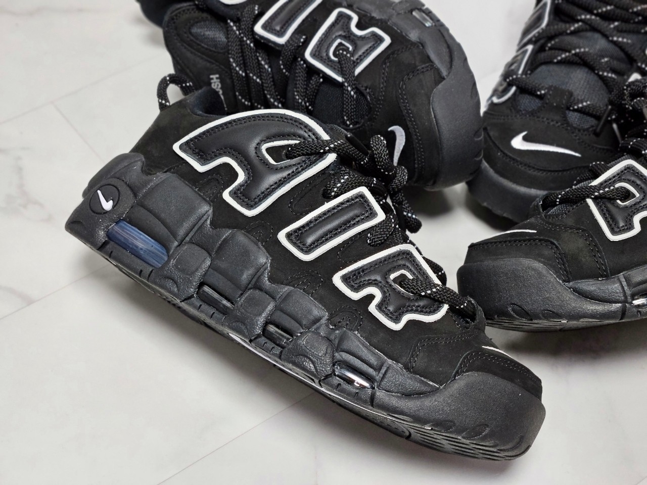 Nike x Ambush Air More Uptempo Low Black and White 착용 스타일 - 3