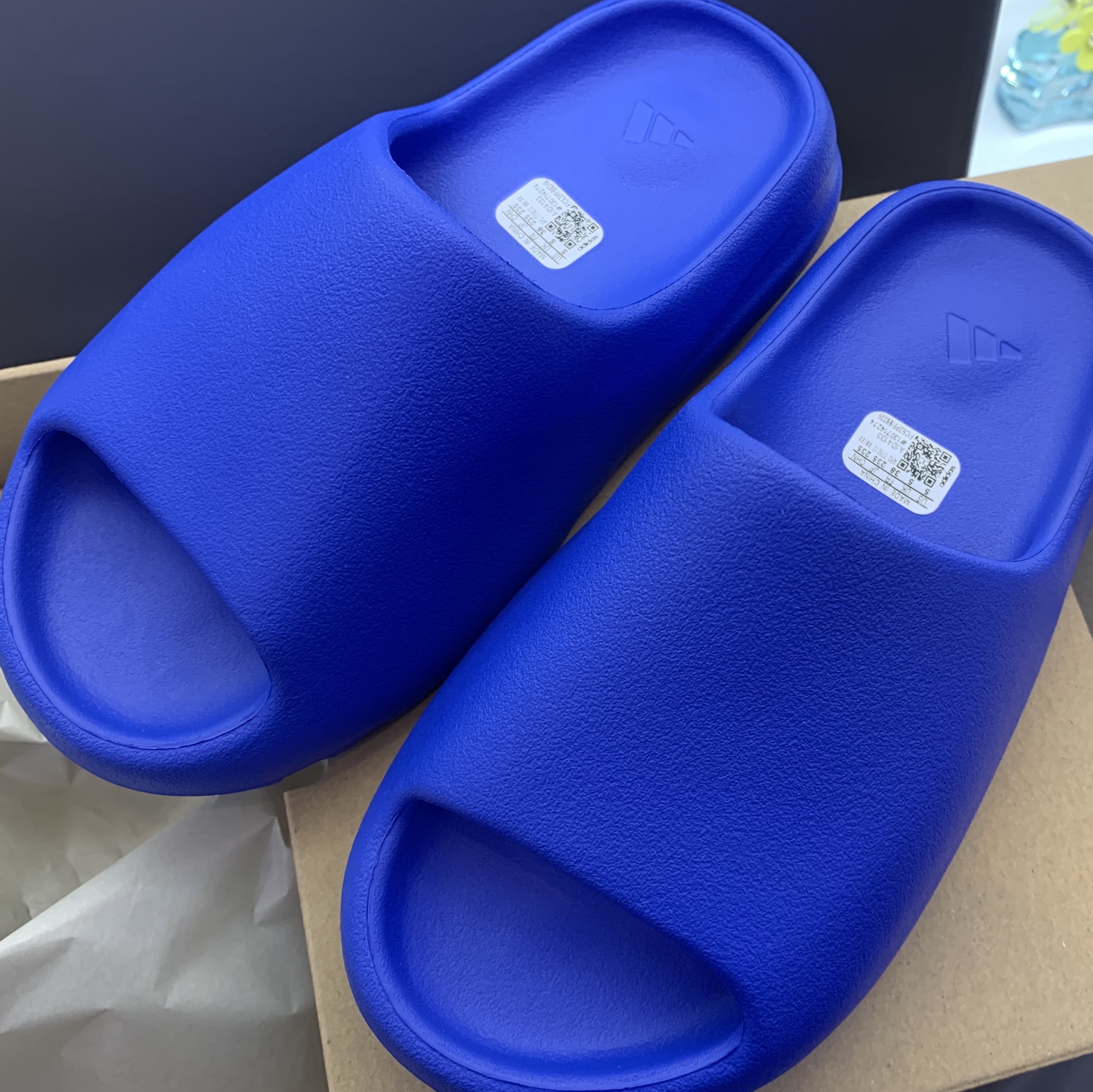 Adidas Yeezy Slide Onyx, Adidas Yeezy Slide Azure 착용 스타일 - 2