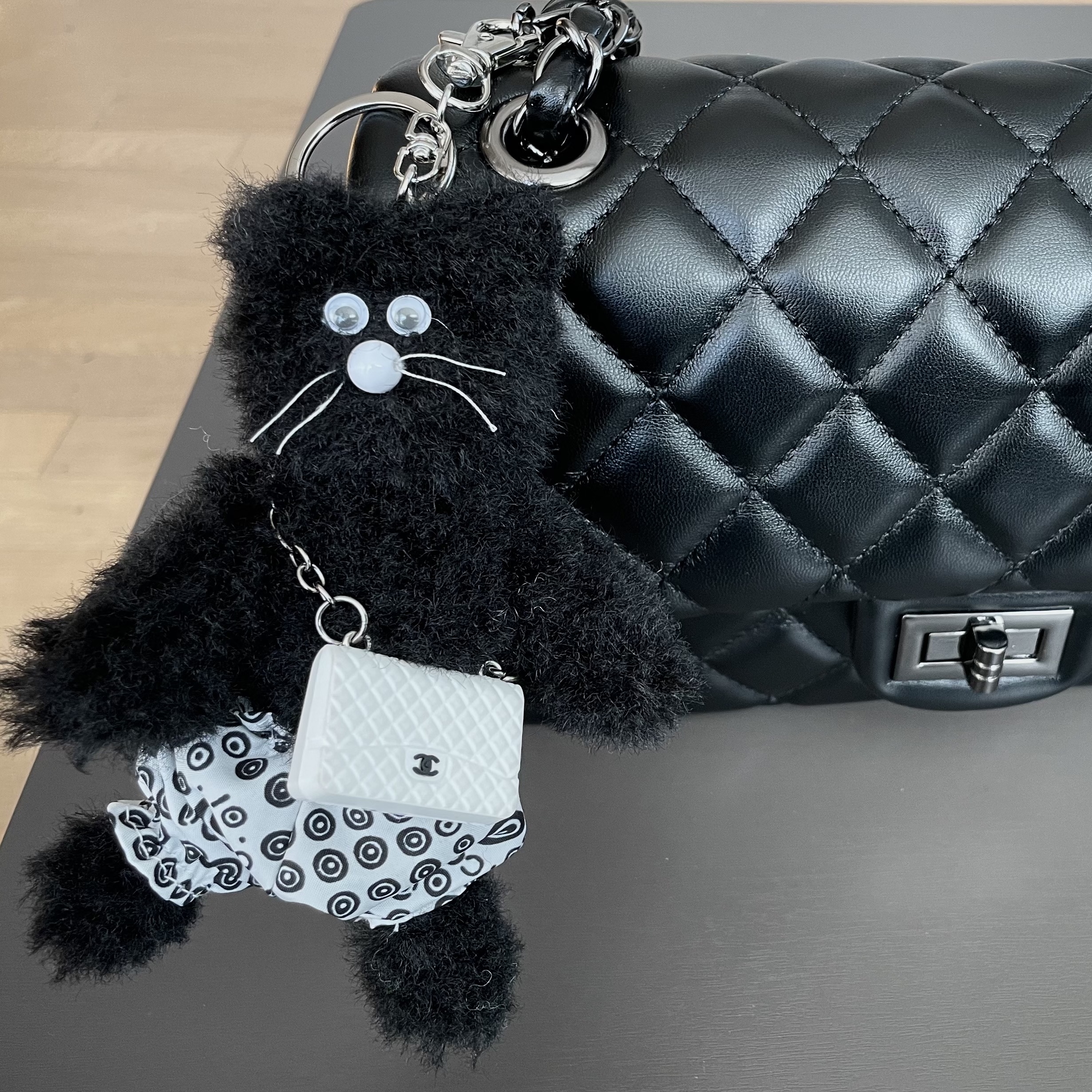 Monamhee x 10 Corso Como Bianco Keyring Black 착용 스타일 - 2