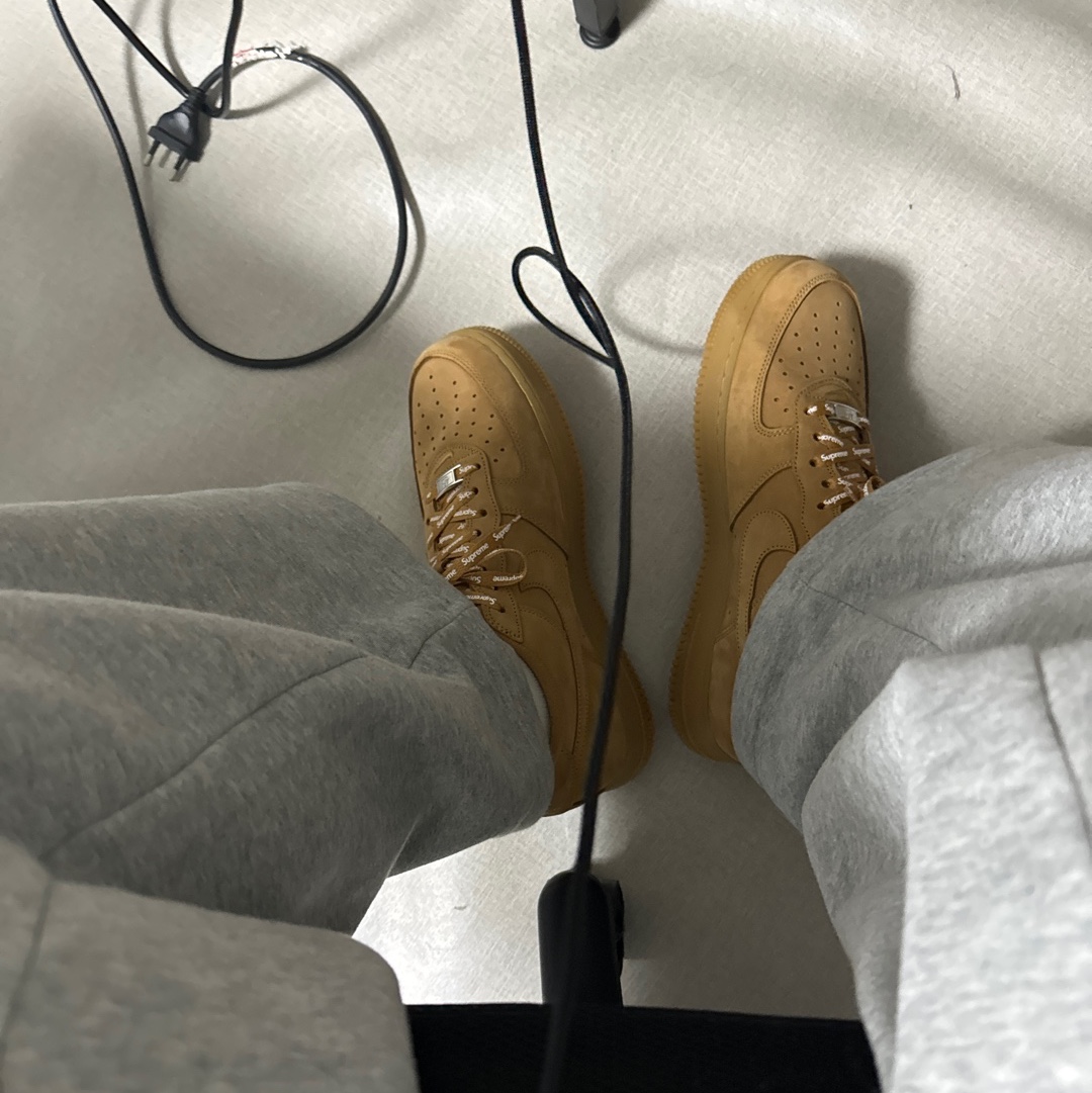 Nike x Supreme Air Force 1 Low Flax 착용 스타일