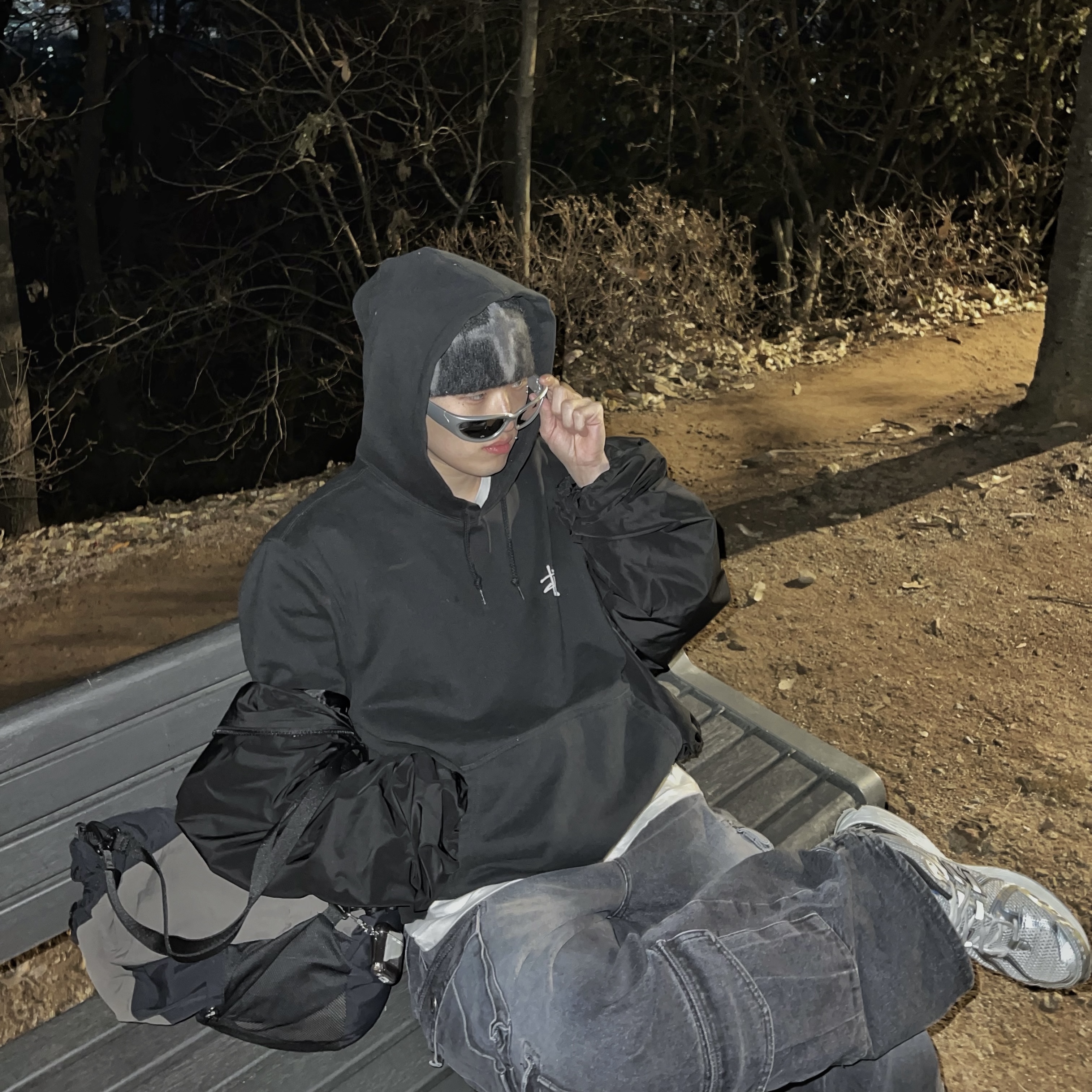 Stussy Basic Stussy Hoodie Black 2021, New Balance 1906R Silver Metallic 착용 스타일 - 1