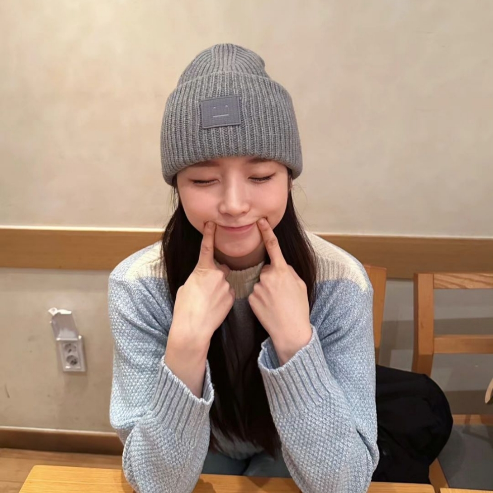 Acne Studios Large Face Logo Beanie Grey Melange 착용 스타일 - 3