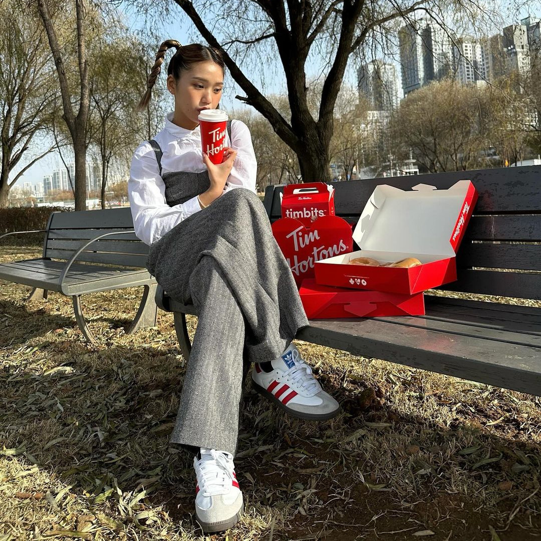 Adidas Samba OG White Better Scarlet 착용 스타일 - 2