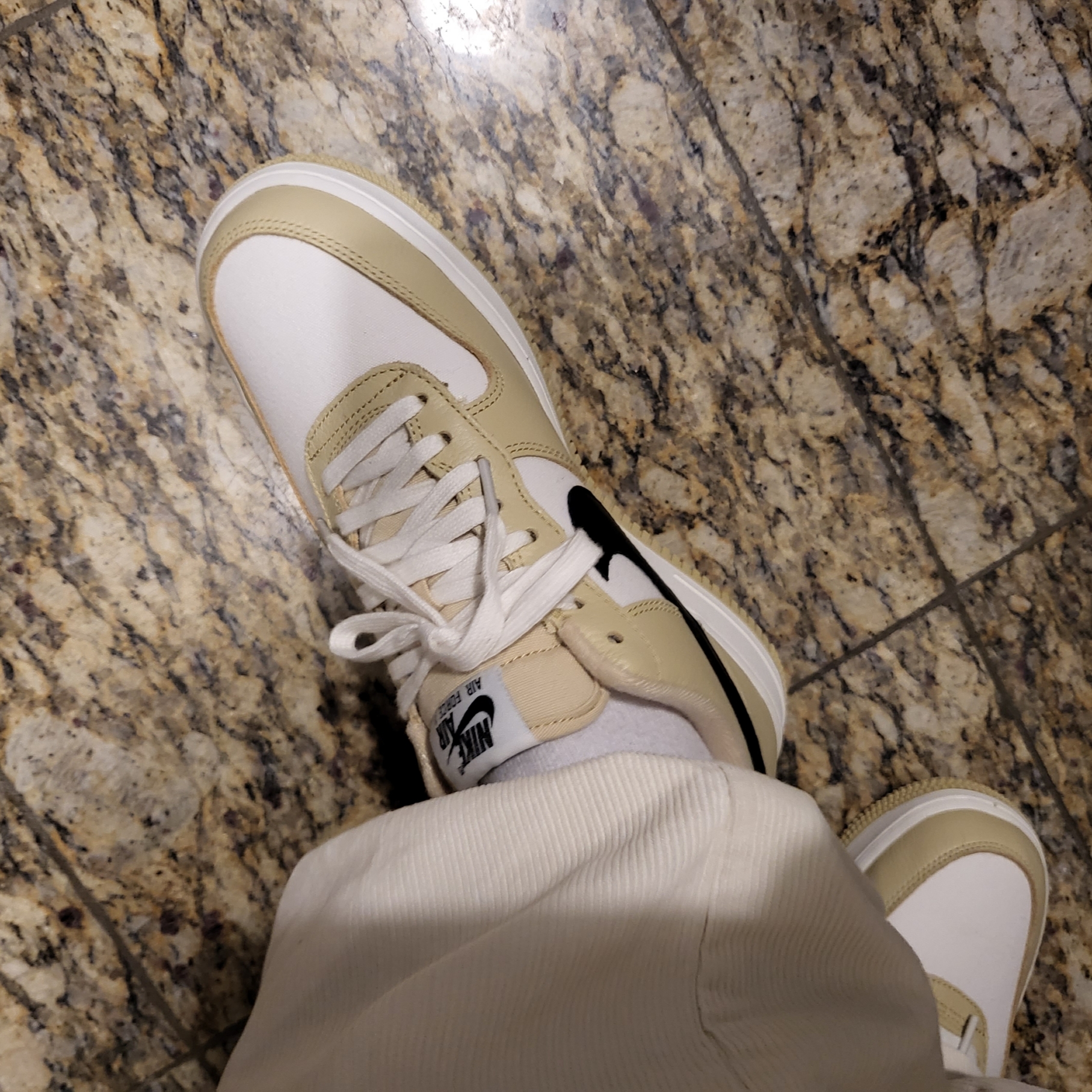Nike Air Force 1 '07 LX Team Gold and Black 착용 스타일 - 3