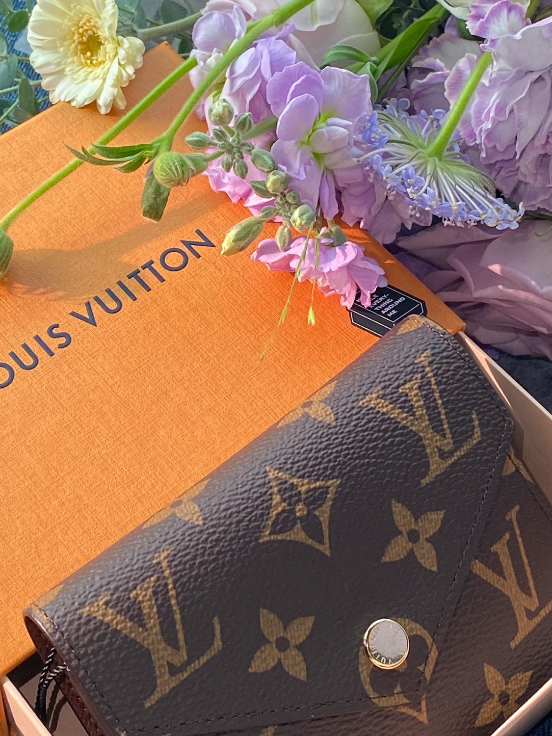 Louis Vuitton Victorine Wallet Monogram 착용 스타일