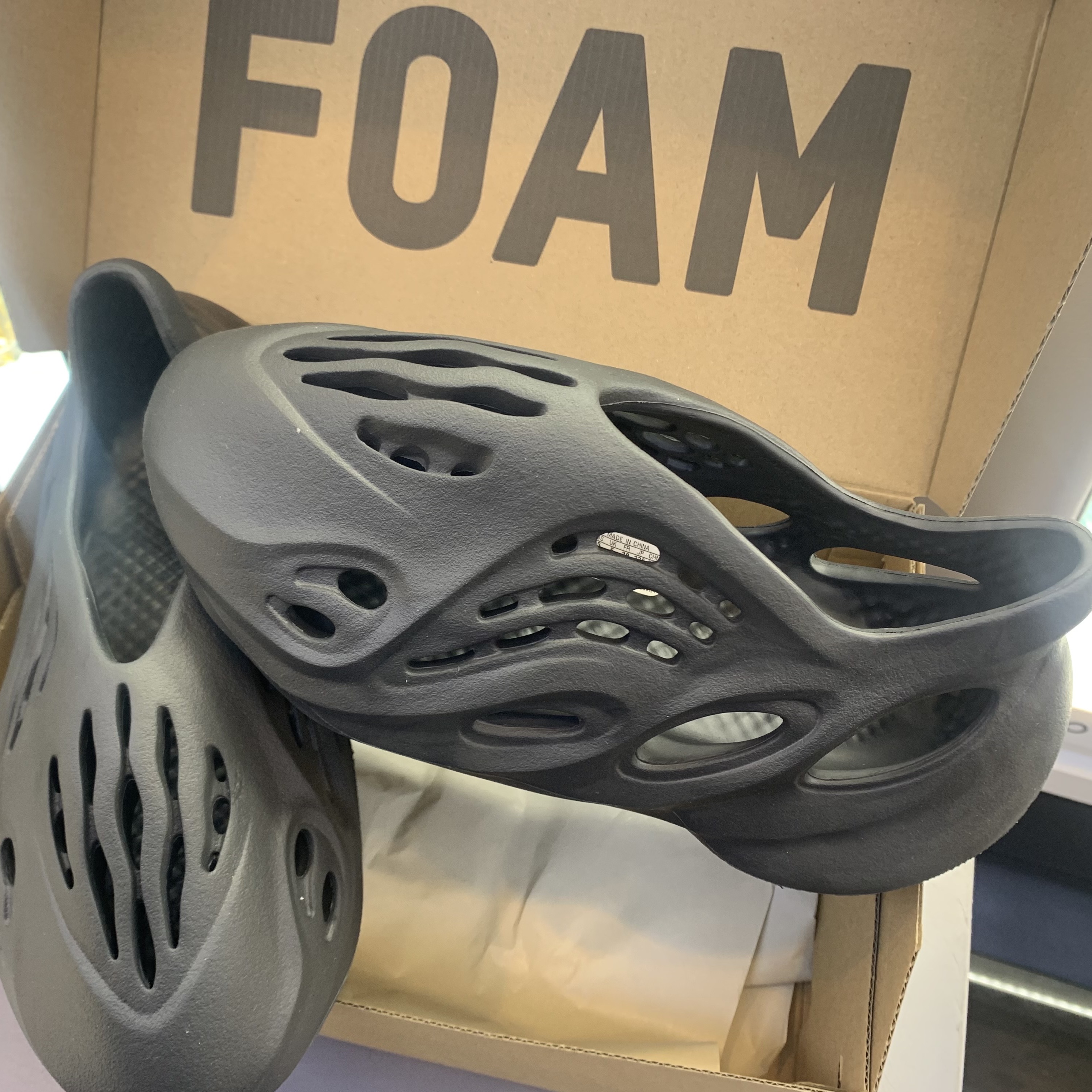 Adidas Yeezy Foam RNNR Onyx 착용 스타일 - 1