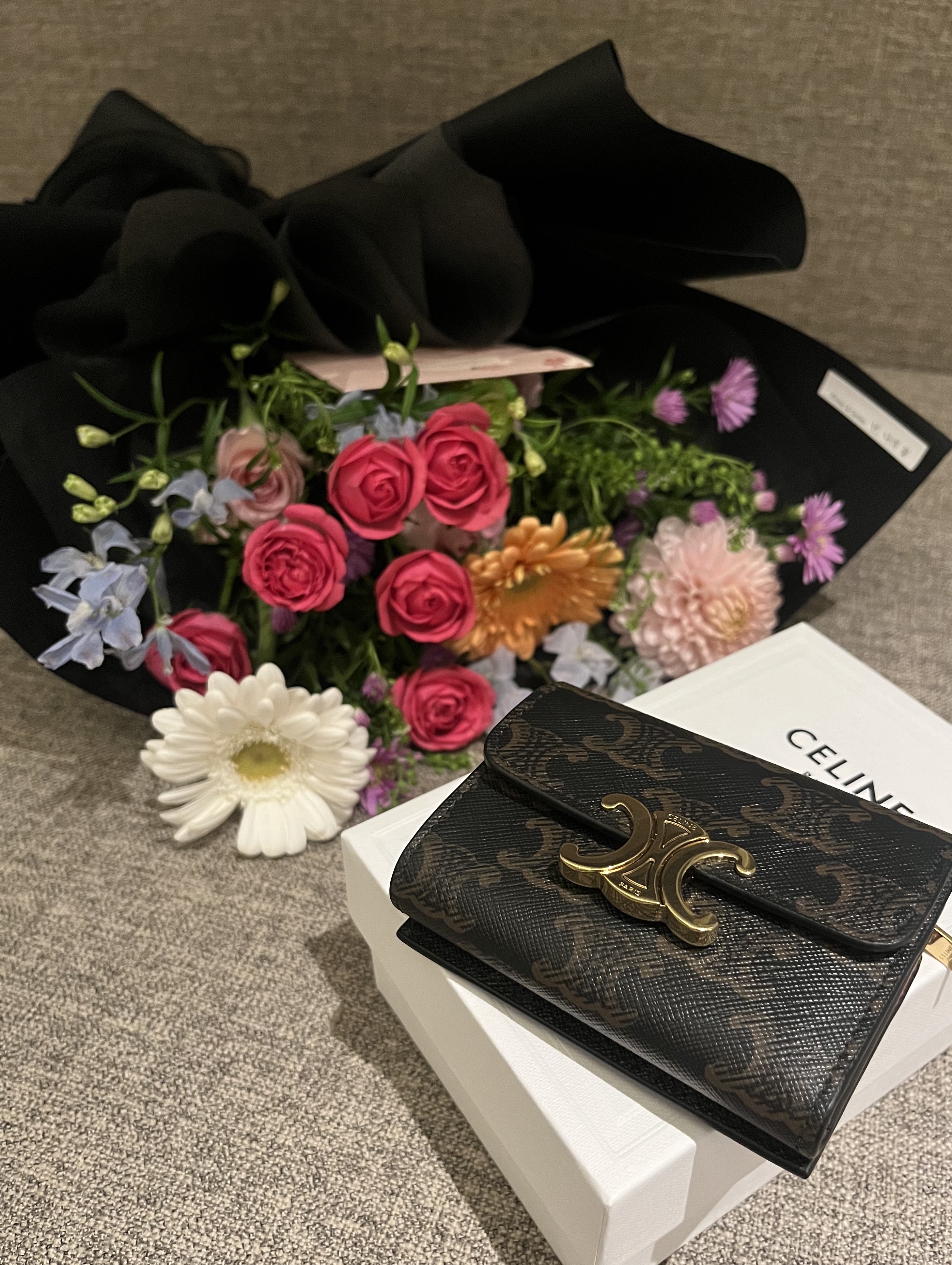Celine Compact Wallet with Coin in Triomphe Canvas Tan 착용 스타일