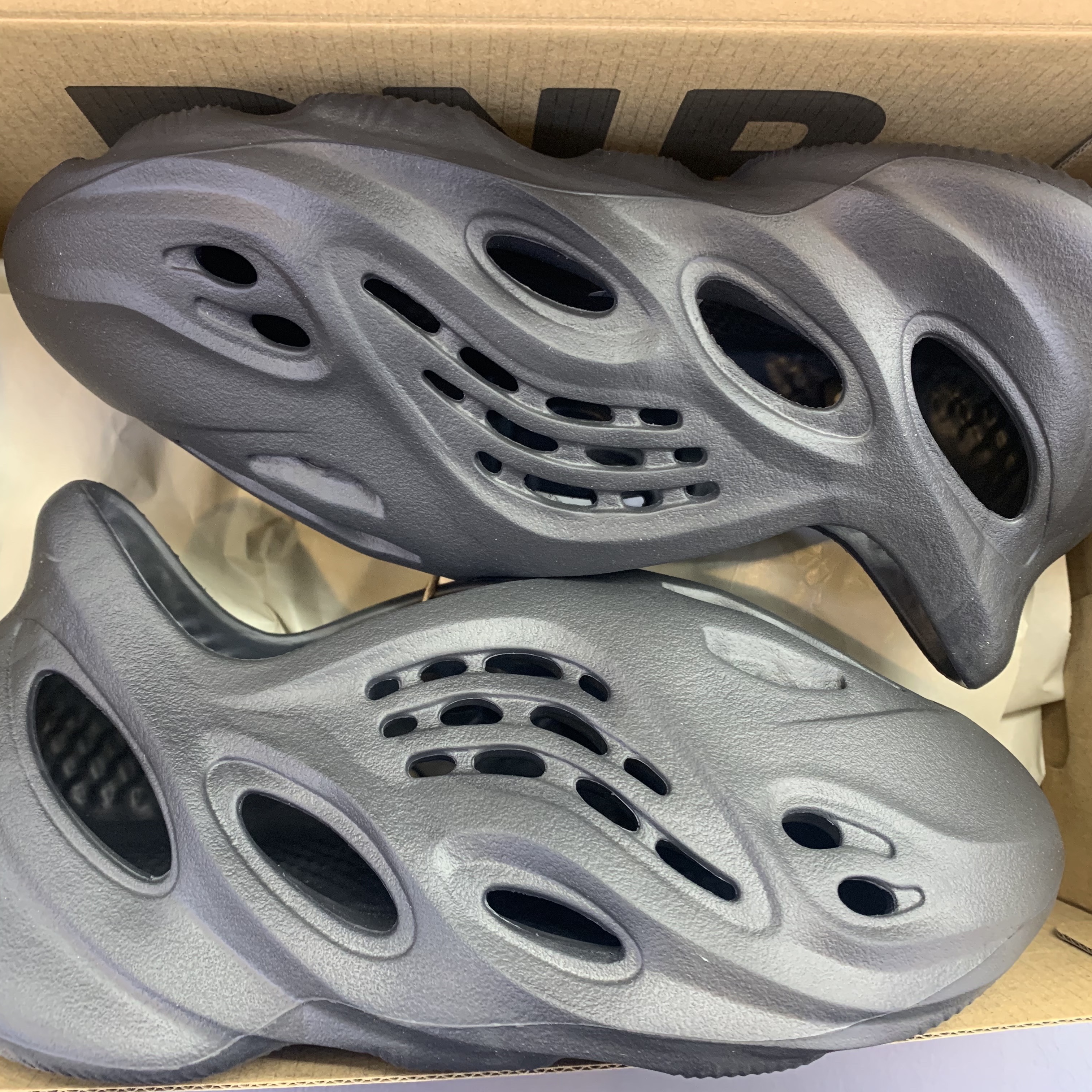 Adidas Yeezy Foam RNNR Onyx 착용 스타일 - 2