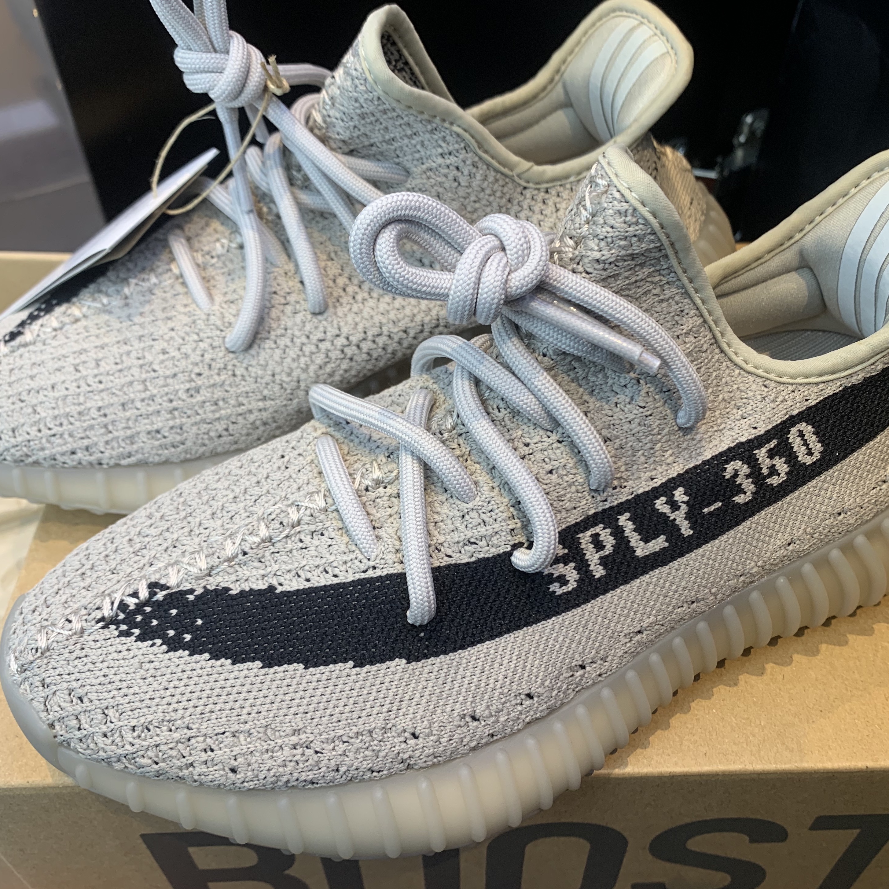 Adidas Yeezy Boost 350 V2 Slate Core Black 2022/2023 착용 스타일 - 2