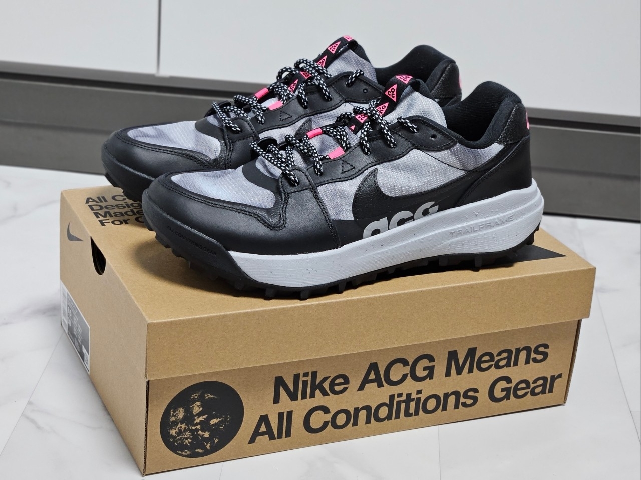Nike ACG Lowcate SE Black Hyper Pink 착용 스타일 - 5