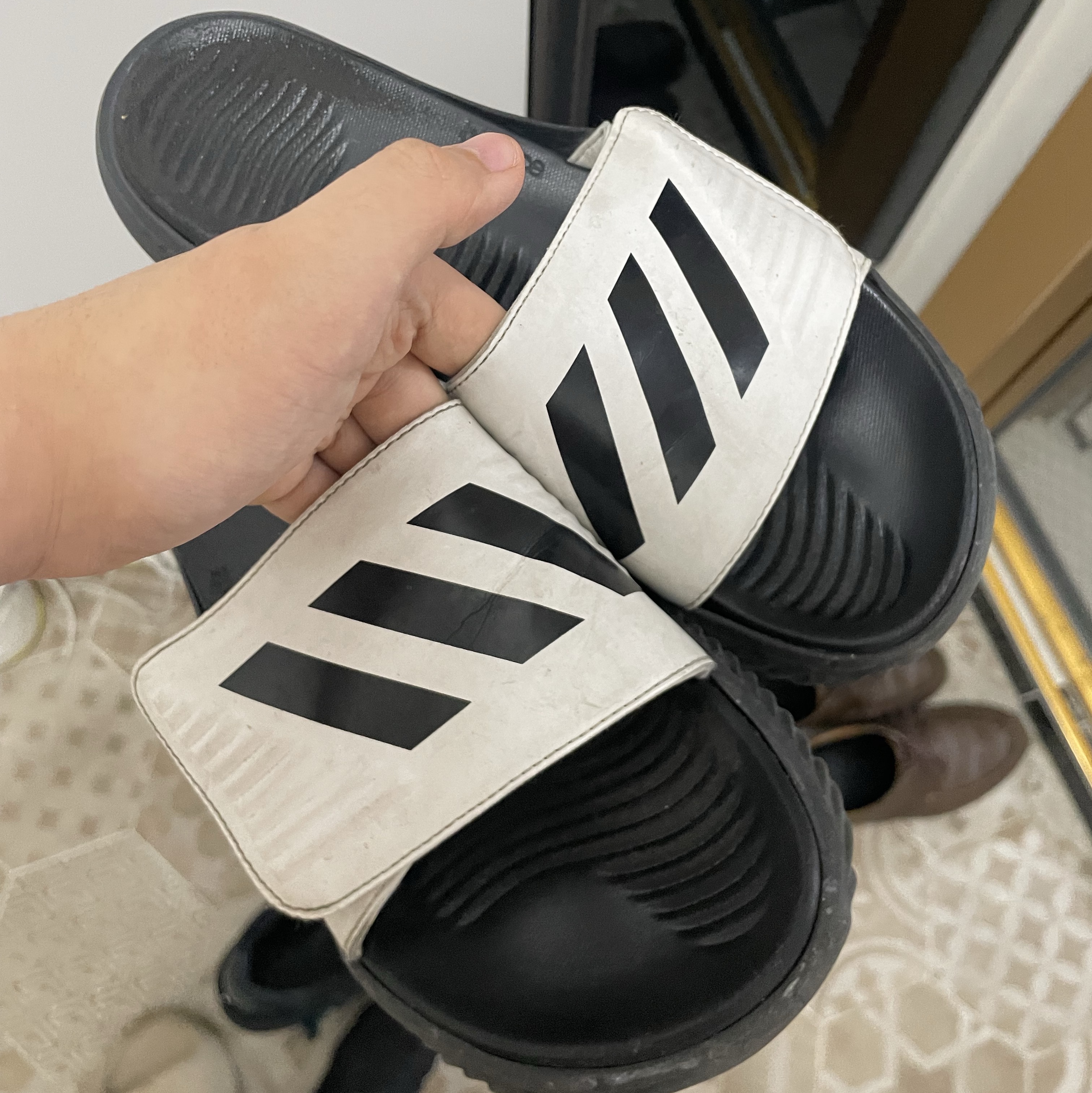 Adidas Alphabounce Slide White Core Black 착용 스타일