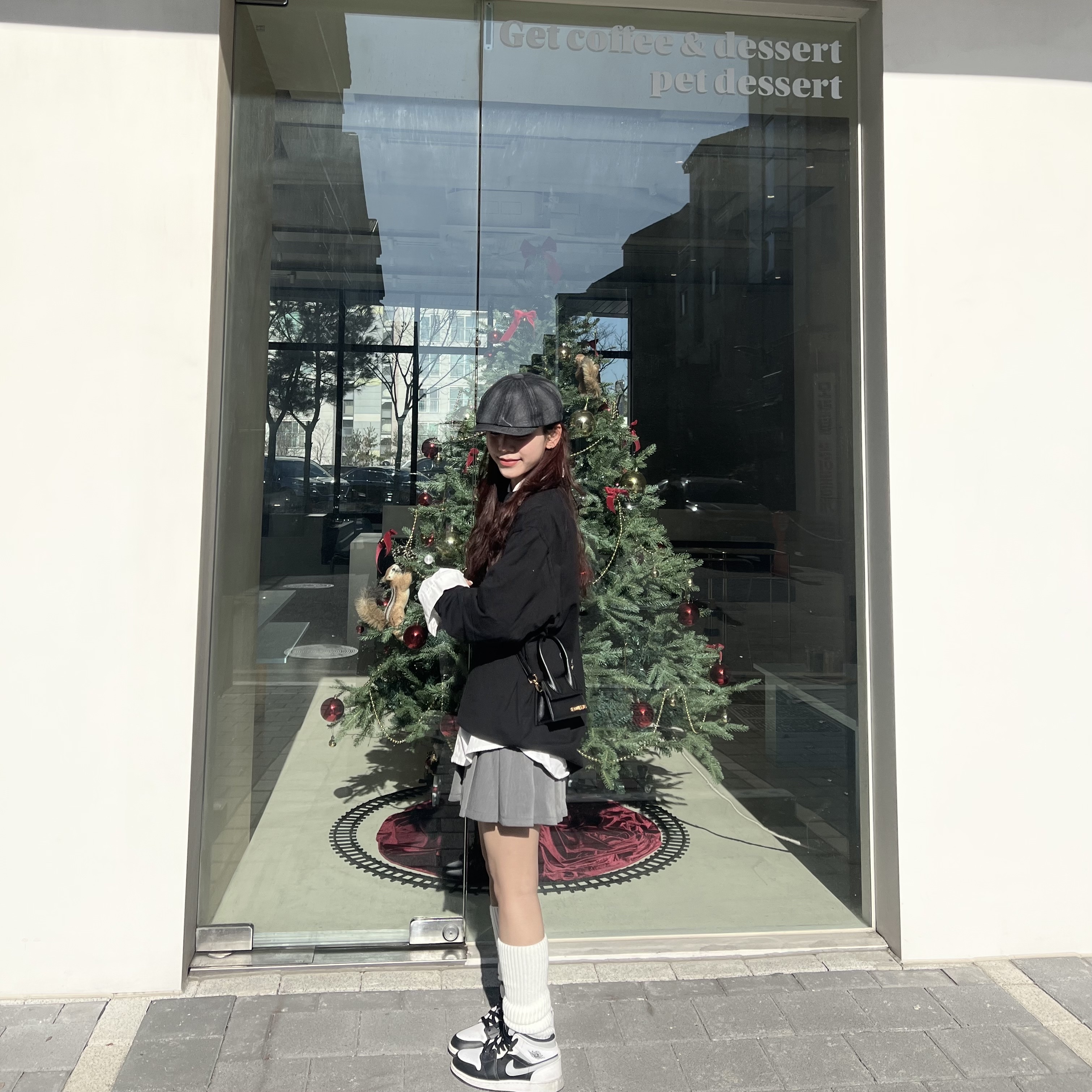 (GS) Jordan 1 Mid White Shadow, Jacquemus Le Chiquito Signature Leather Mini Handbag Black 착용 스타일 - 2
