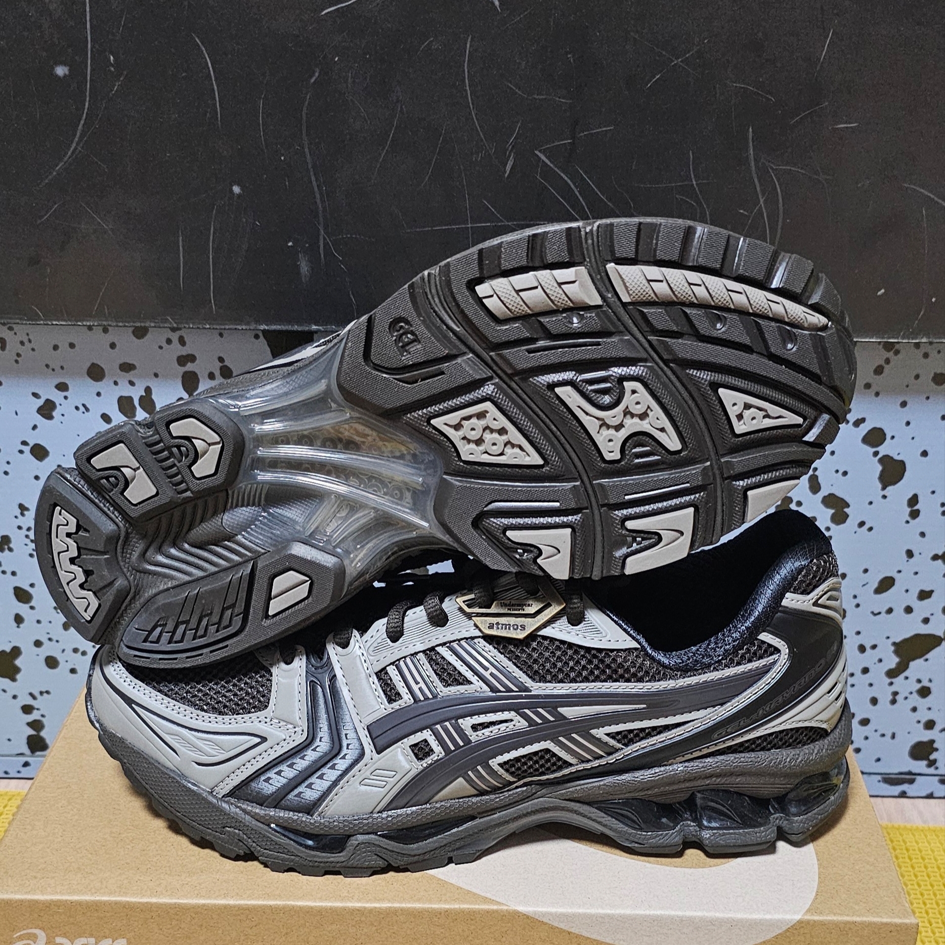 Asics x Atmos x Undermycar Gel-Kayano 14 Pepper Black 착용 스타일 - 5