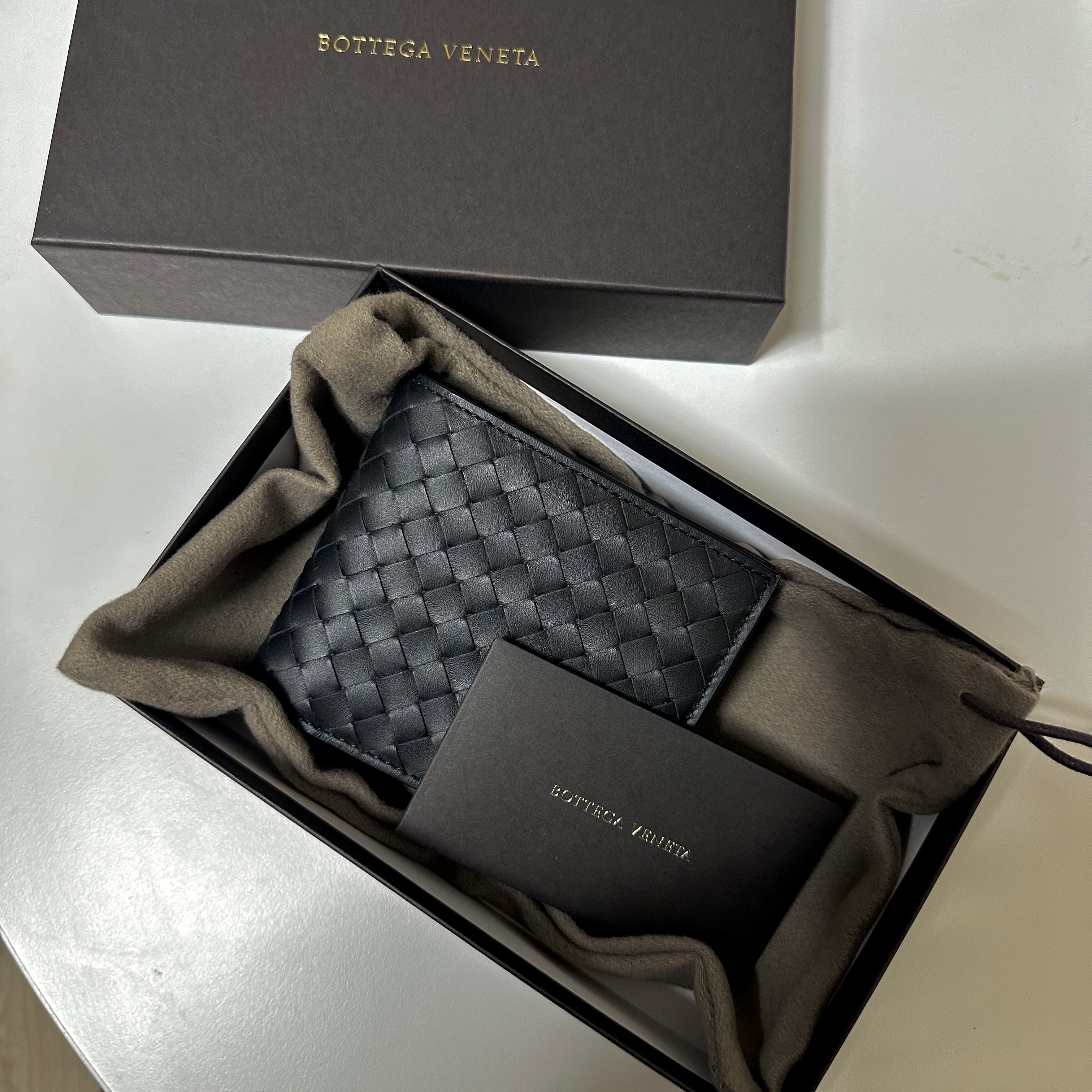 Bottega Veneta Bi-Fold Wallet Black 착용 스타일