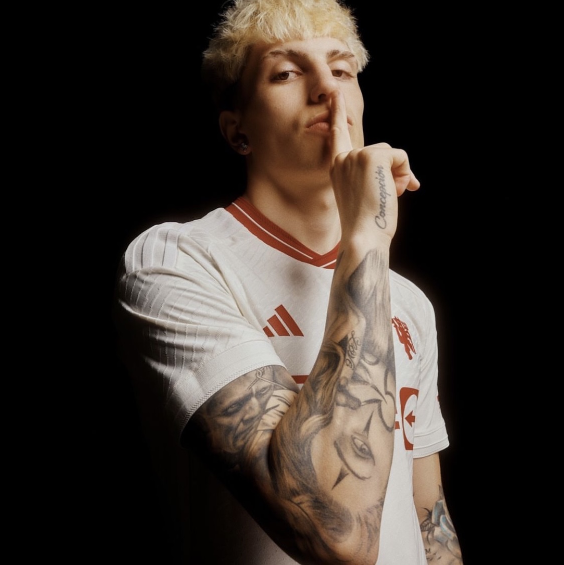 Adidas Manchester United 2023/24 3rd Jersey Cloud White - US Sizing (Non Marking Ver.) 착용 스타일 - 1