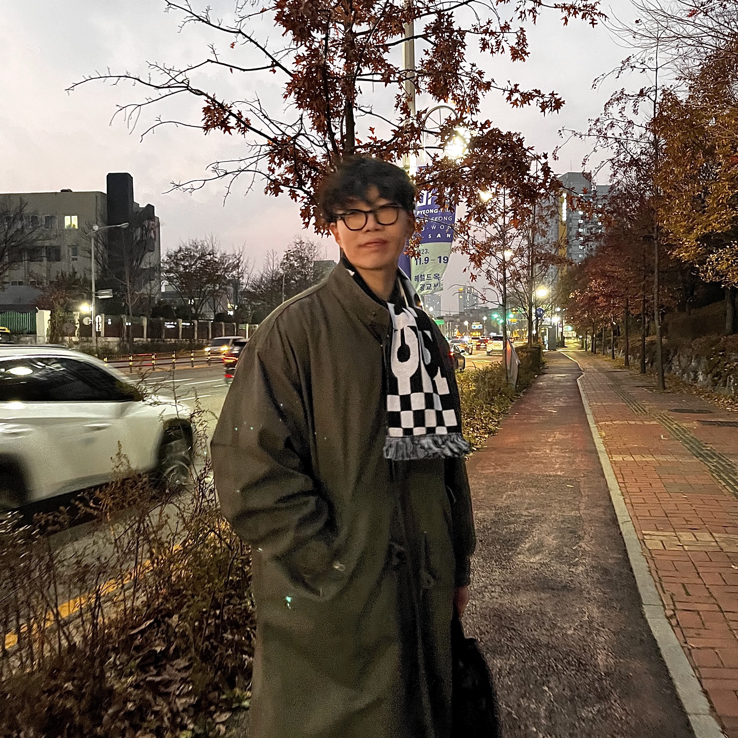 CDG Logo Check Muffler White Black 착용 스타일 - 5
