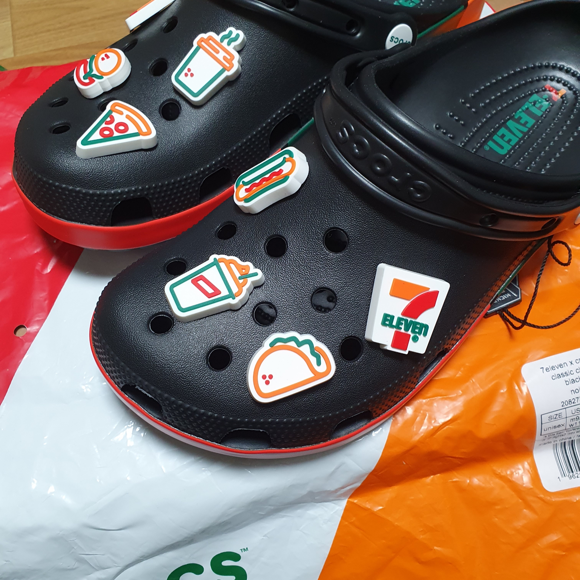 Crocs x 7-Eleven Classic Clog Black 착용 스타일 - 1